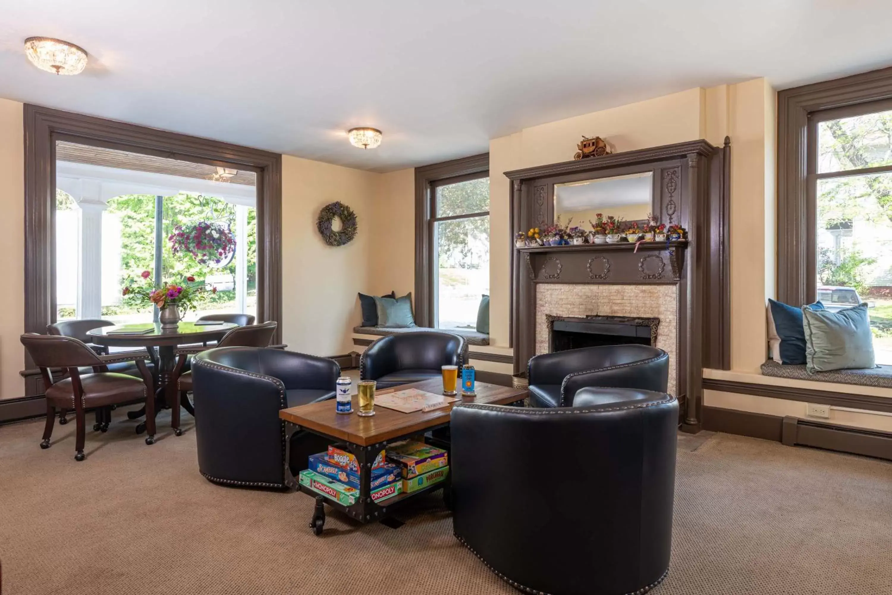 Lounge or bar, Seating Area in Old Stagecoach Inn