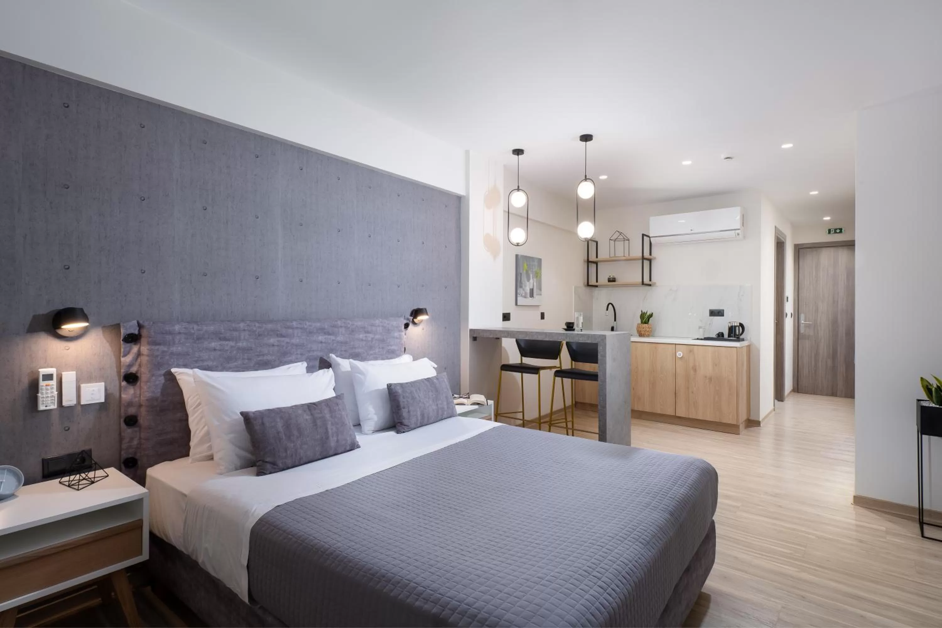 Photo of the whole room, Bed in Enattica Suites