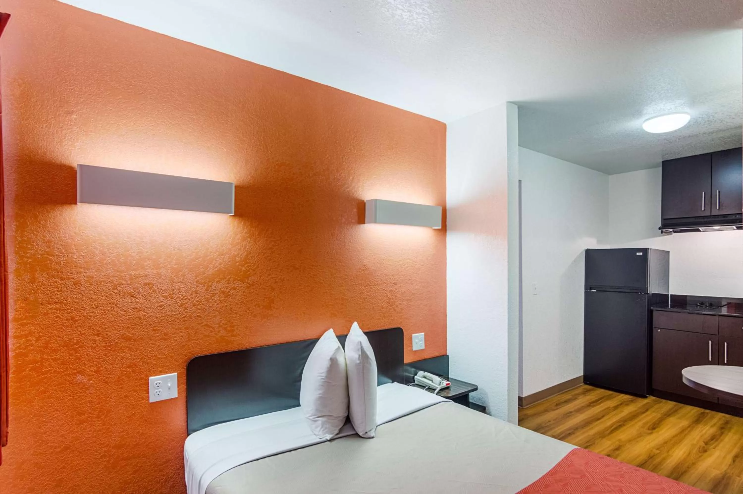 Photo of the whole room, Bed in Motel 6-Ardmore, OK