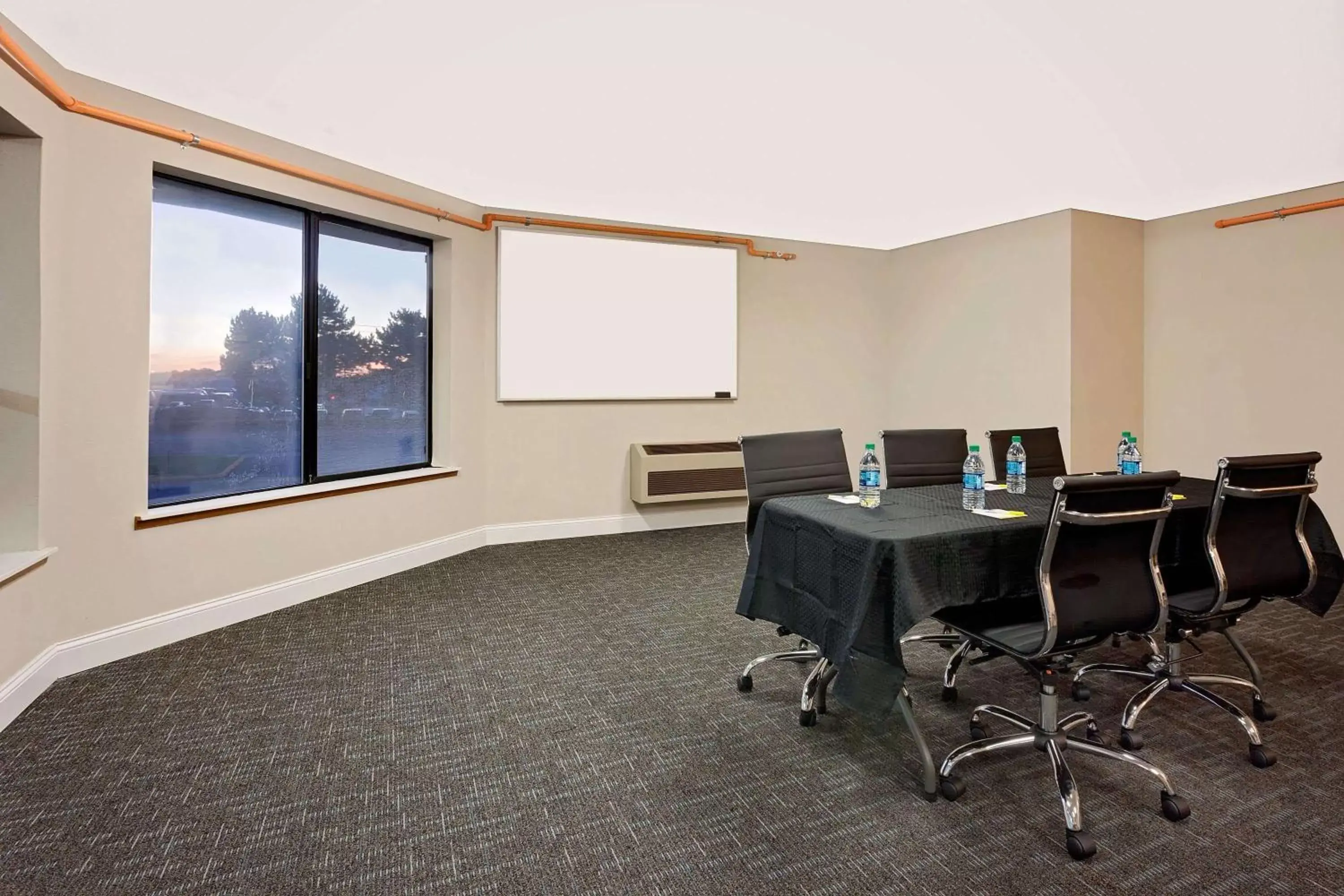Meeting/conference room in Days Inn by Wyndham Lakewood South Tacoma