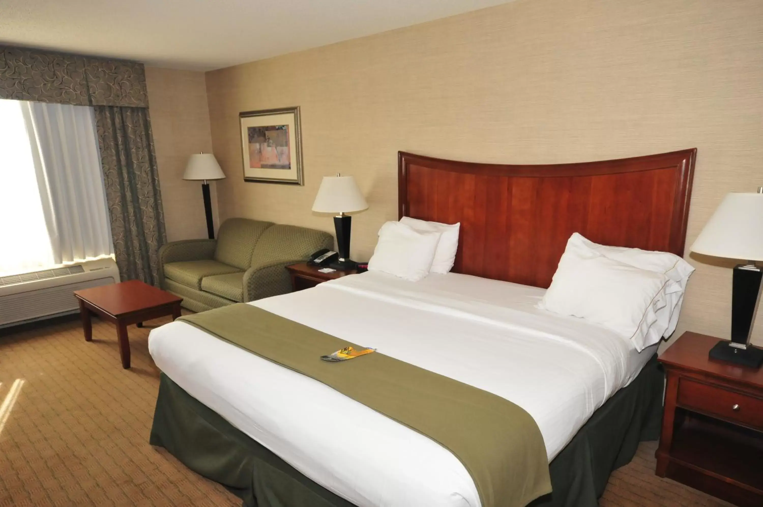 Bedroom, Bed in Holiday Inn Express Hotel & Suites Urbana-Champaign-U of I Area, an IHG Hotel