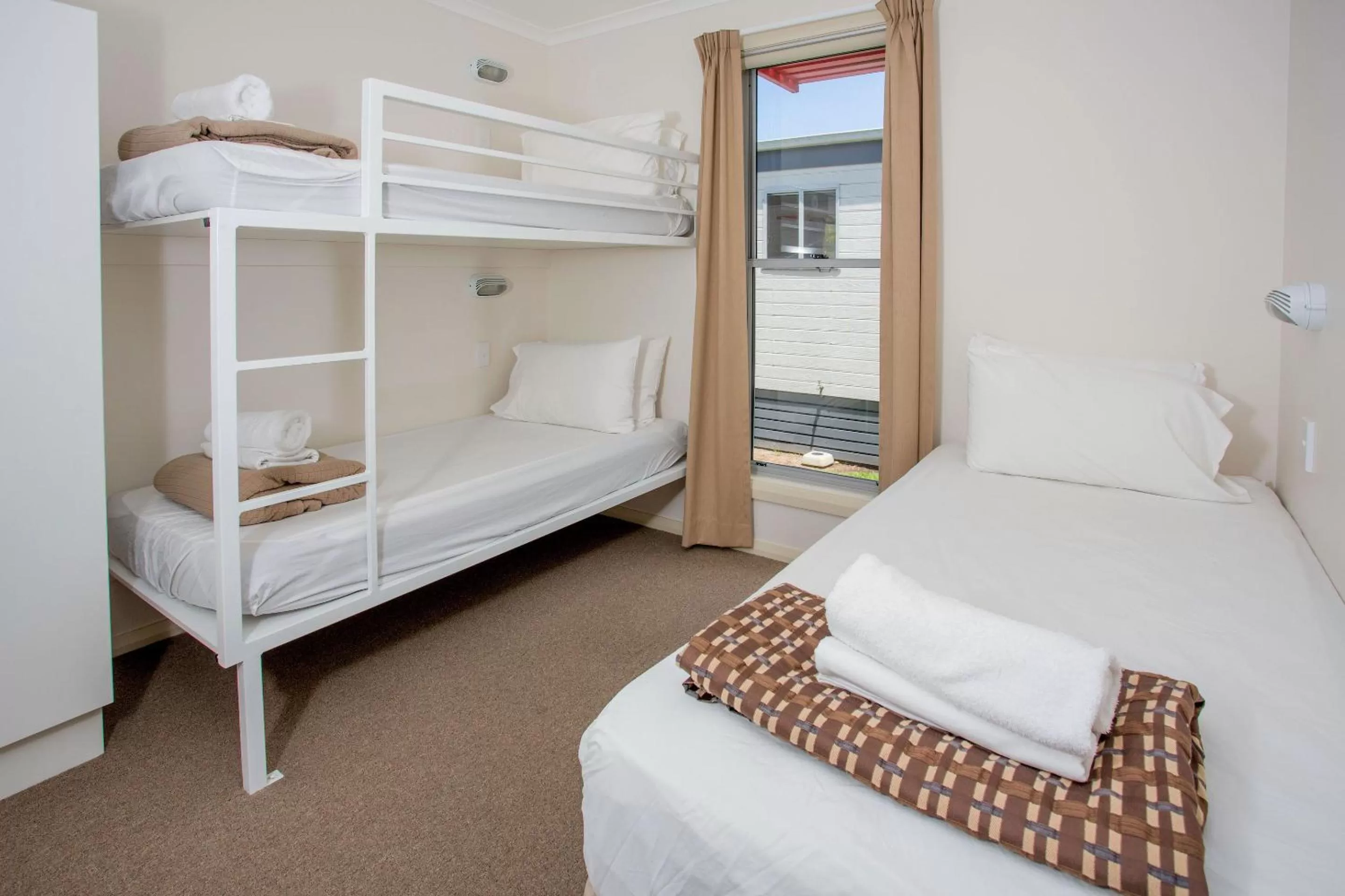 Bedroom, Bed in Lakeside Forster Holiday Park