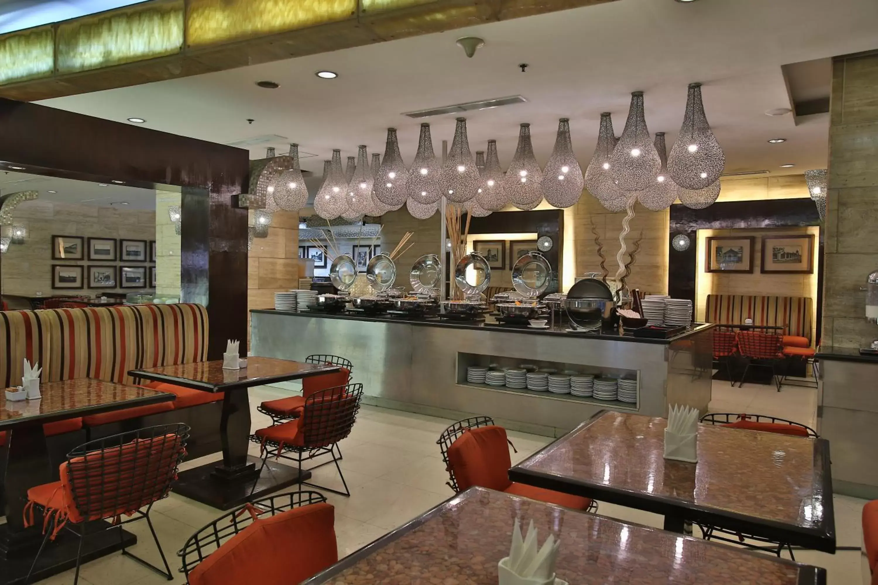 Restaurant/places to eat in Crown Regency Hotel & Towers