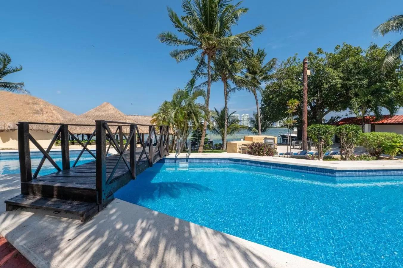 Swimming pool in Hotel Imperial Laguna Faranda Cancún