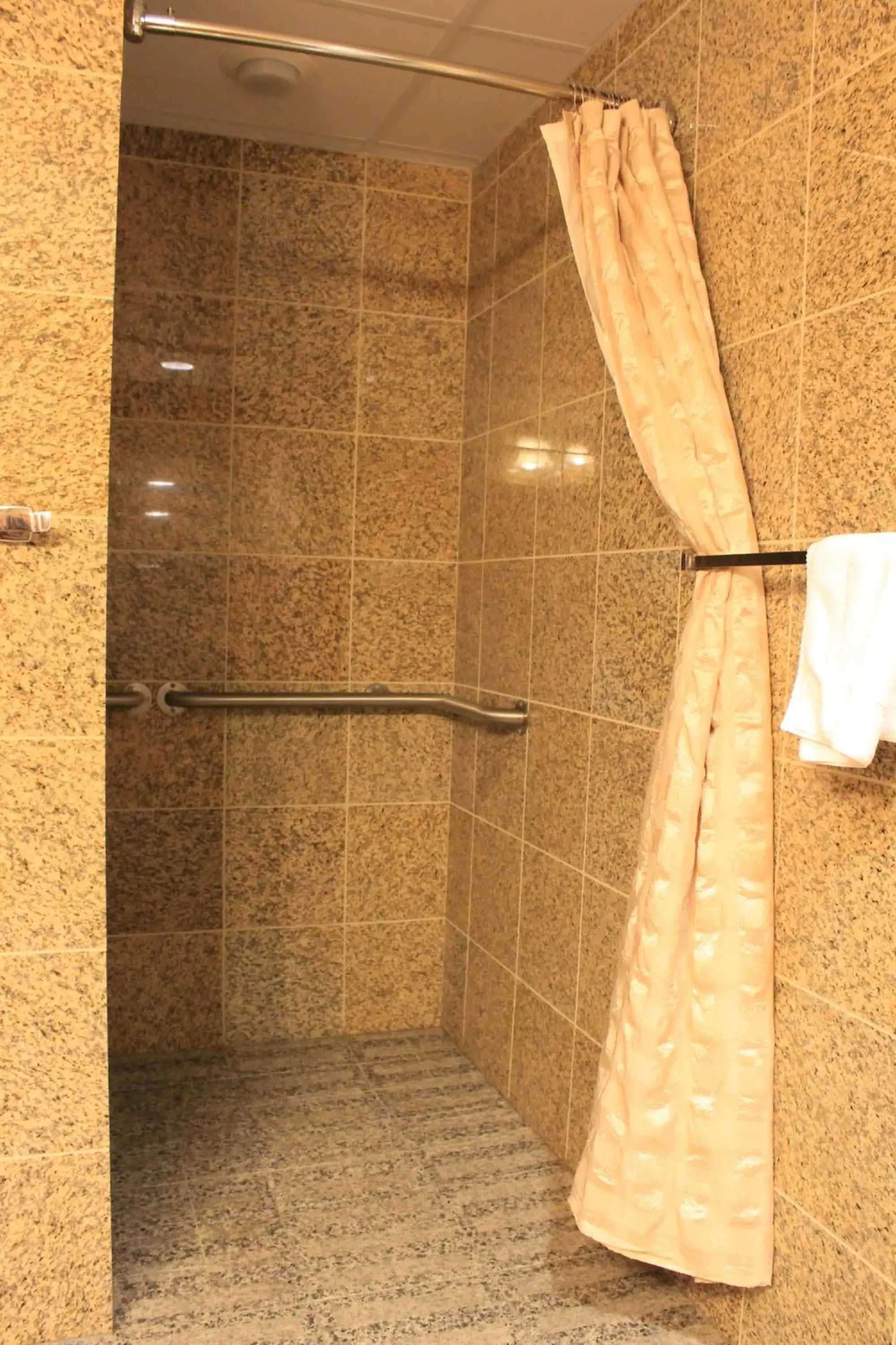Bathroom in Rushmore Express & Suites
