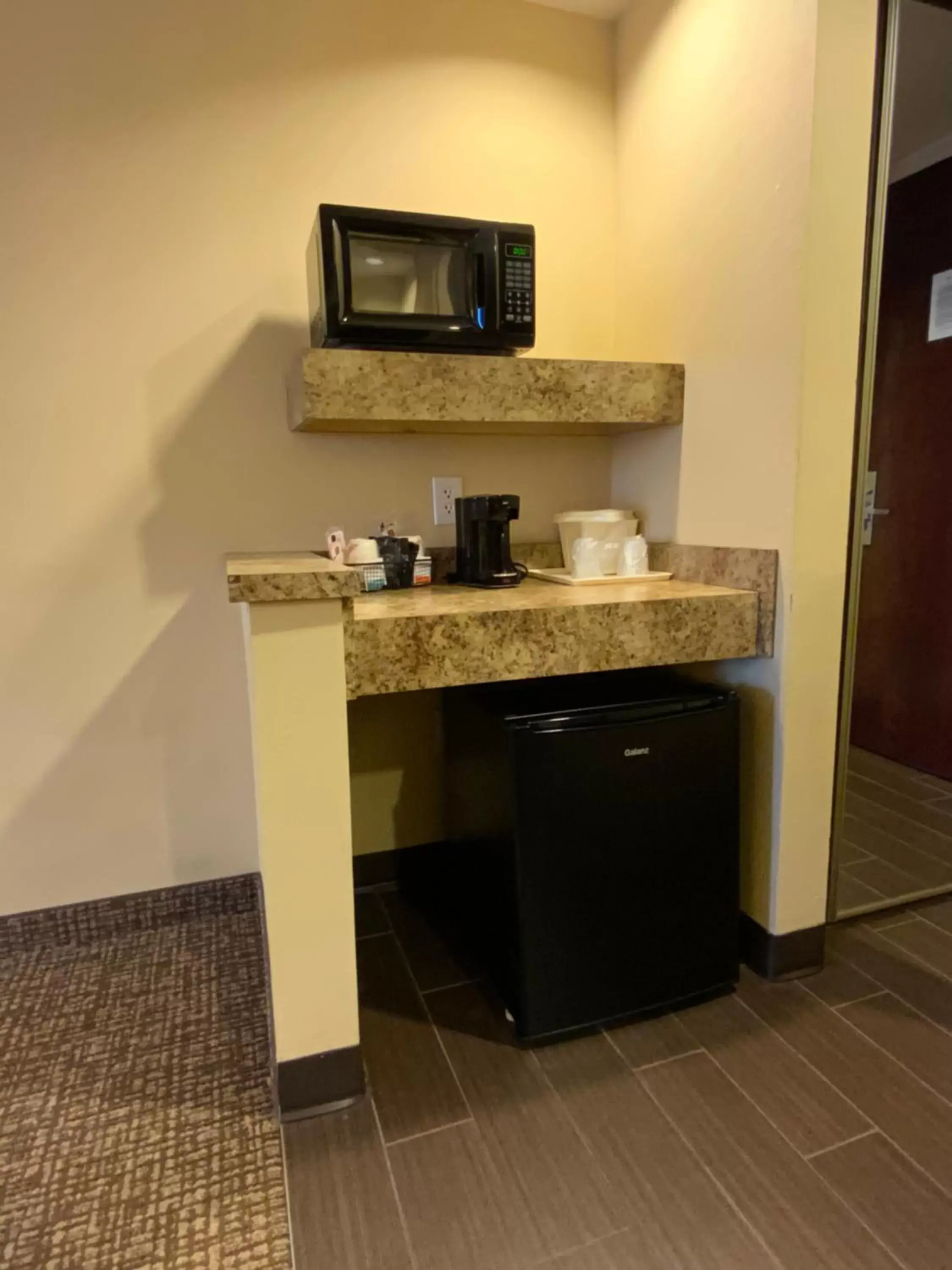 Coffee/tea facilities, Bathroom in Comfort Suites Fredericksburg North