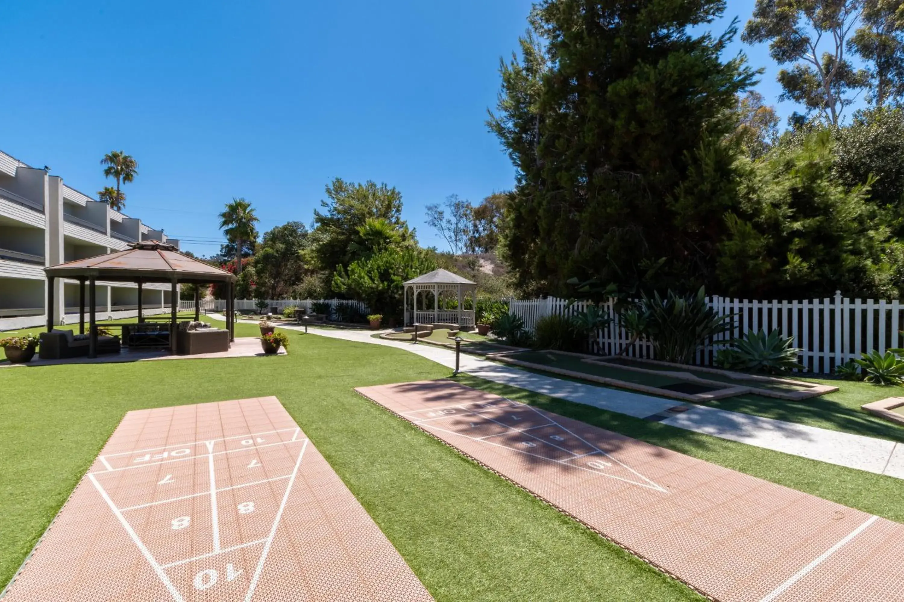 Game Room, Swimming Pool in San Clemente Inn