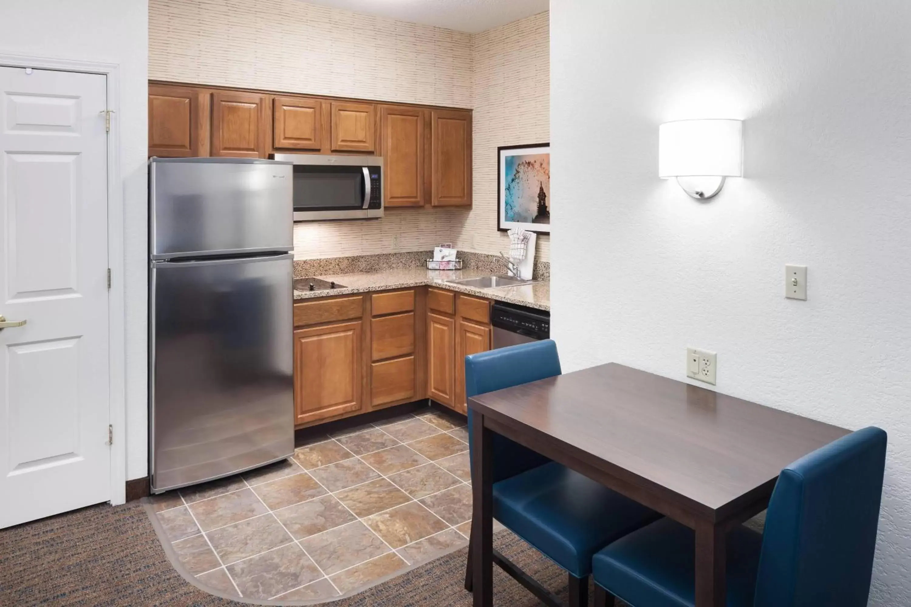 Bedroom, Kitchen/Kitchenette in Residence Inn Kansas City Country Club Plaza