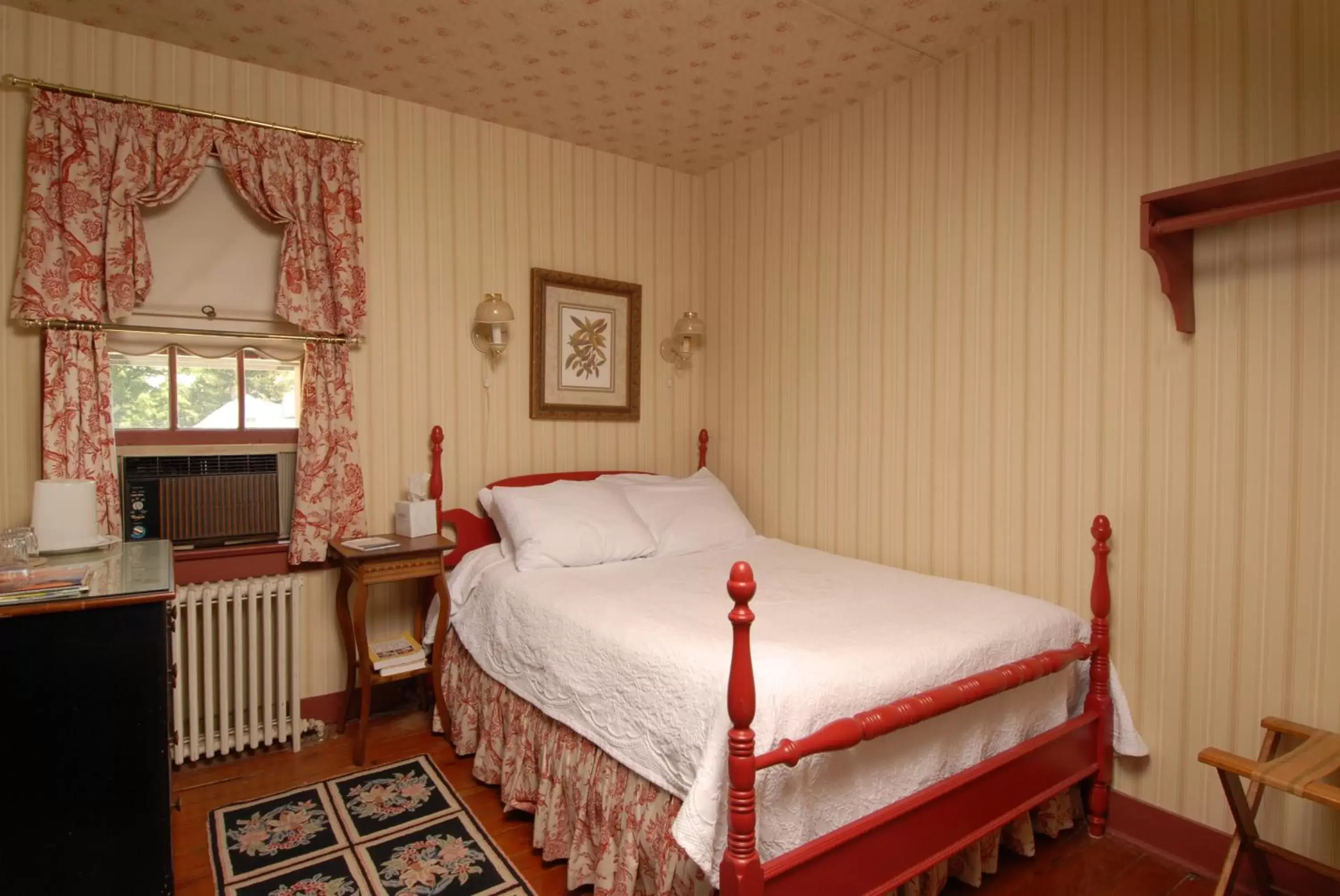 Bed in The Robert Morris Inn