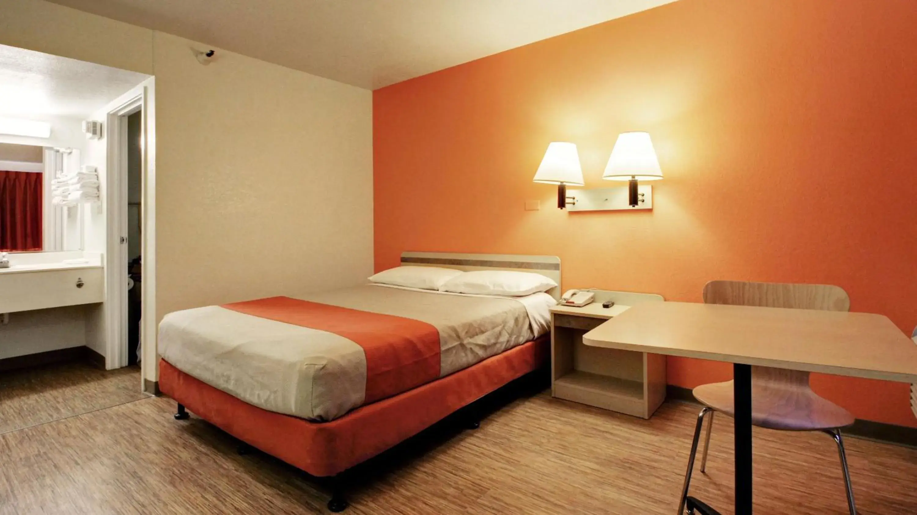 Bedroom, Bed in Motel 6-Woods Cross, UT - Salt Lake City - North