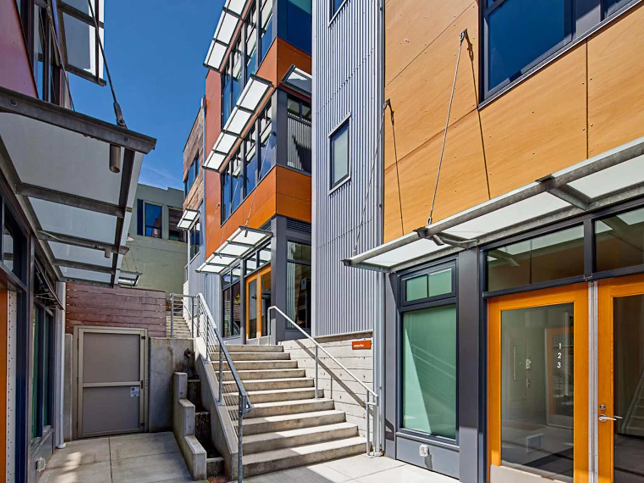 Facade/entrance in Island Inn at 123 West