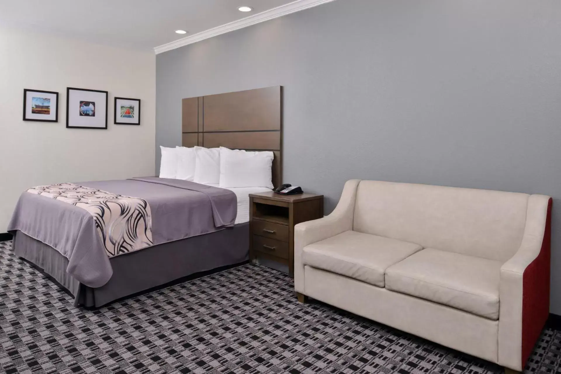 Bed in Americas Inn & Suites IAH North