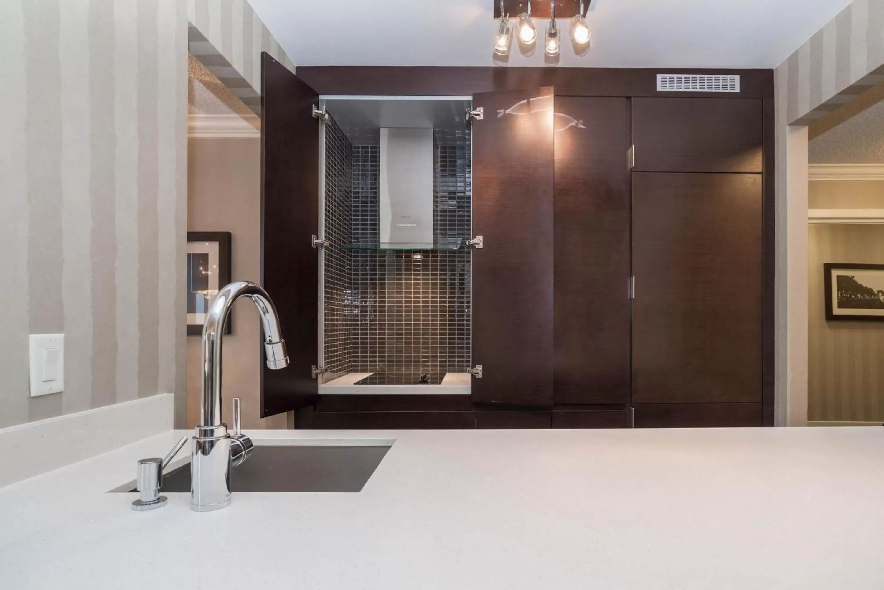 Kitchen or kitchenette, Bathroom in La Grande Residence at the Sutton Place Hotel