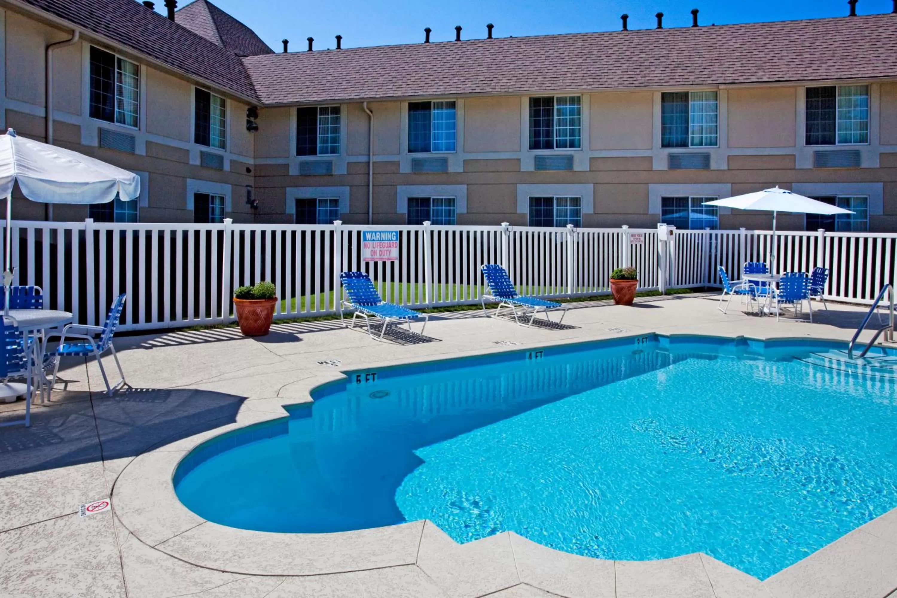Swimming pool in Baymont Inn & Suites Braselton