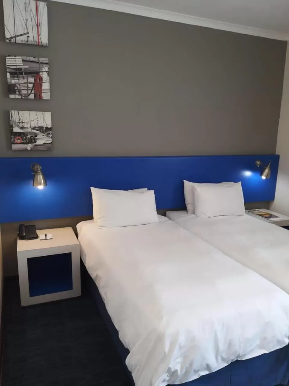 Bed in Premier Splendid Inn Bayshore