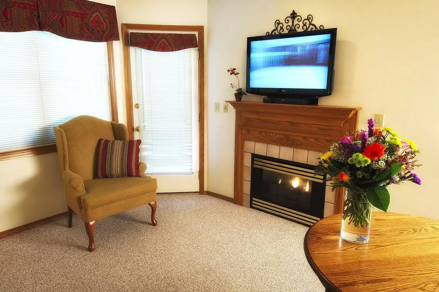 Living room, TV/Entertainment Center in High Point Inn