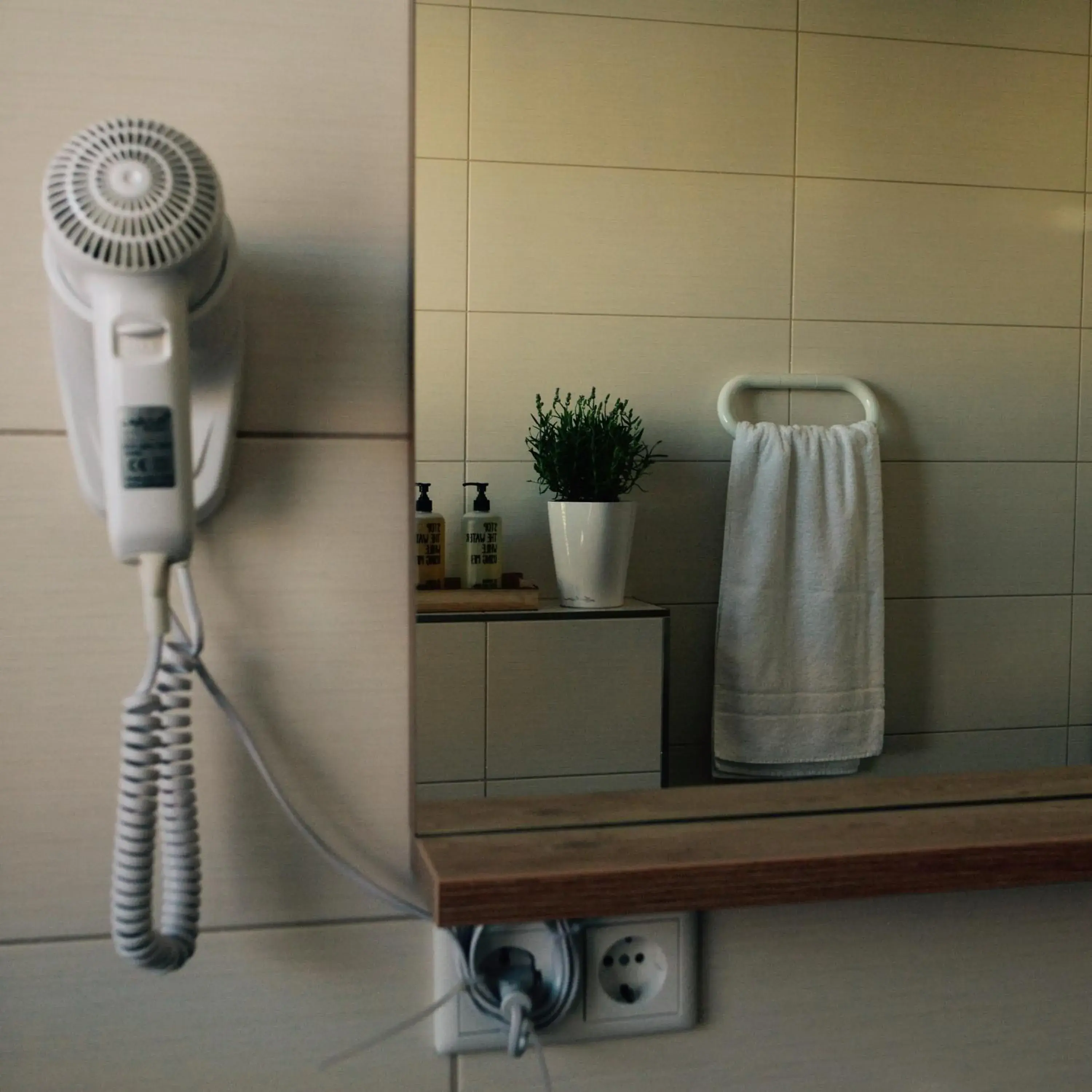 Bathroom, Kitchen/Kitchenette in Hotel Five