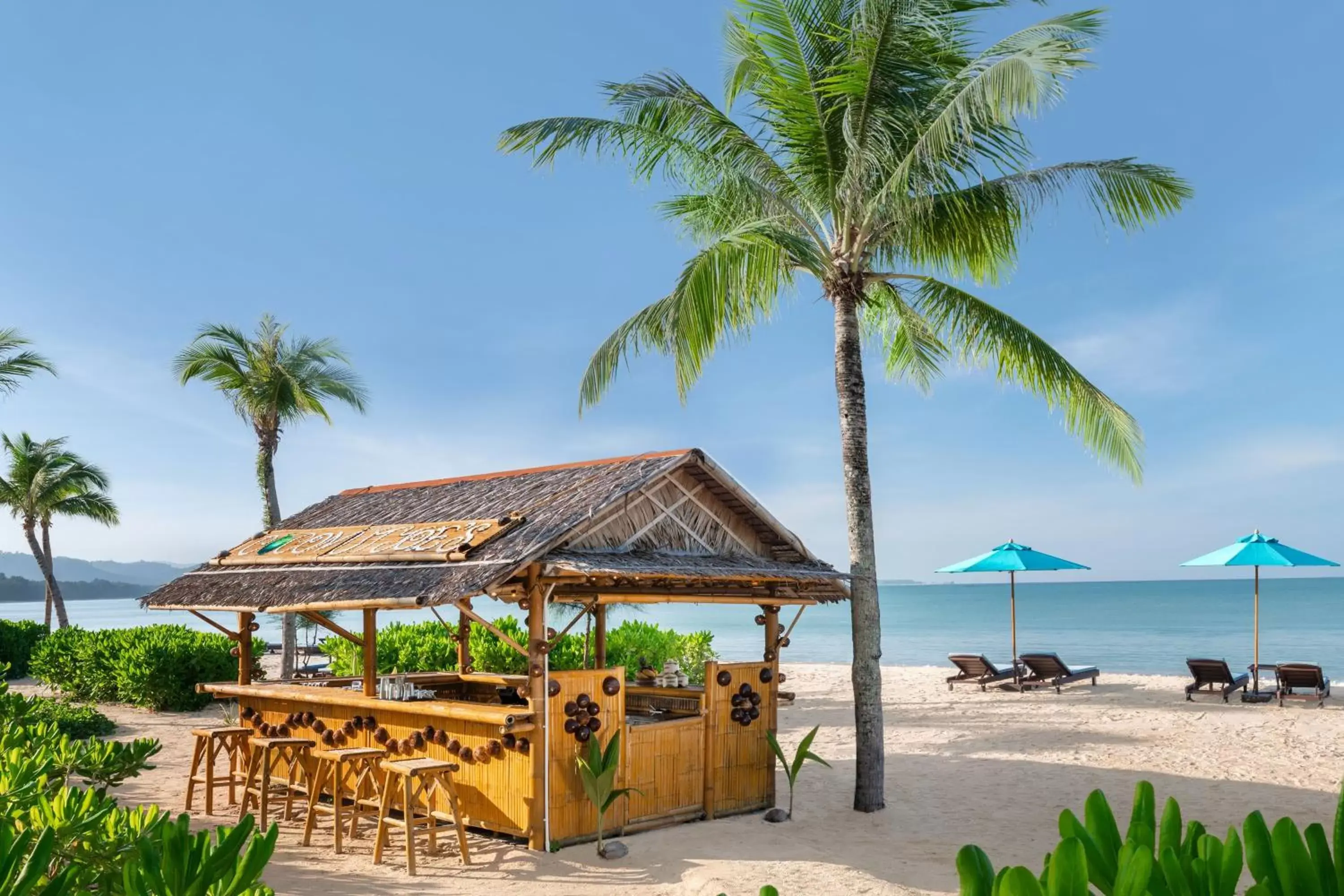 Restaurant/places to eat, Beach in Le Meridien Khao Lak Resort & Spa