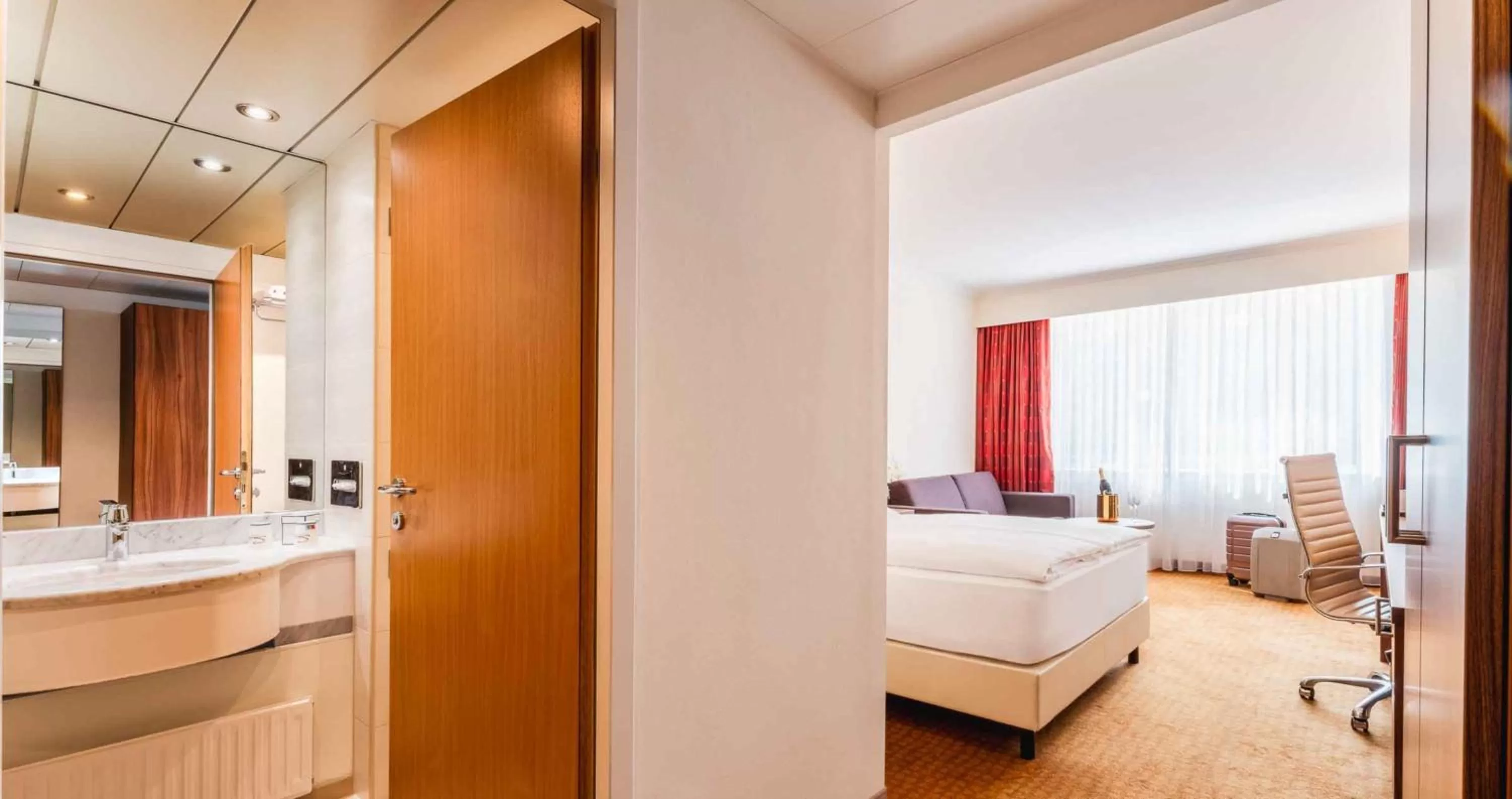 Photo of the whole room, Bed in PLAZA Premium Wien