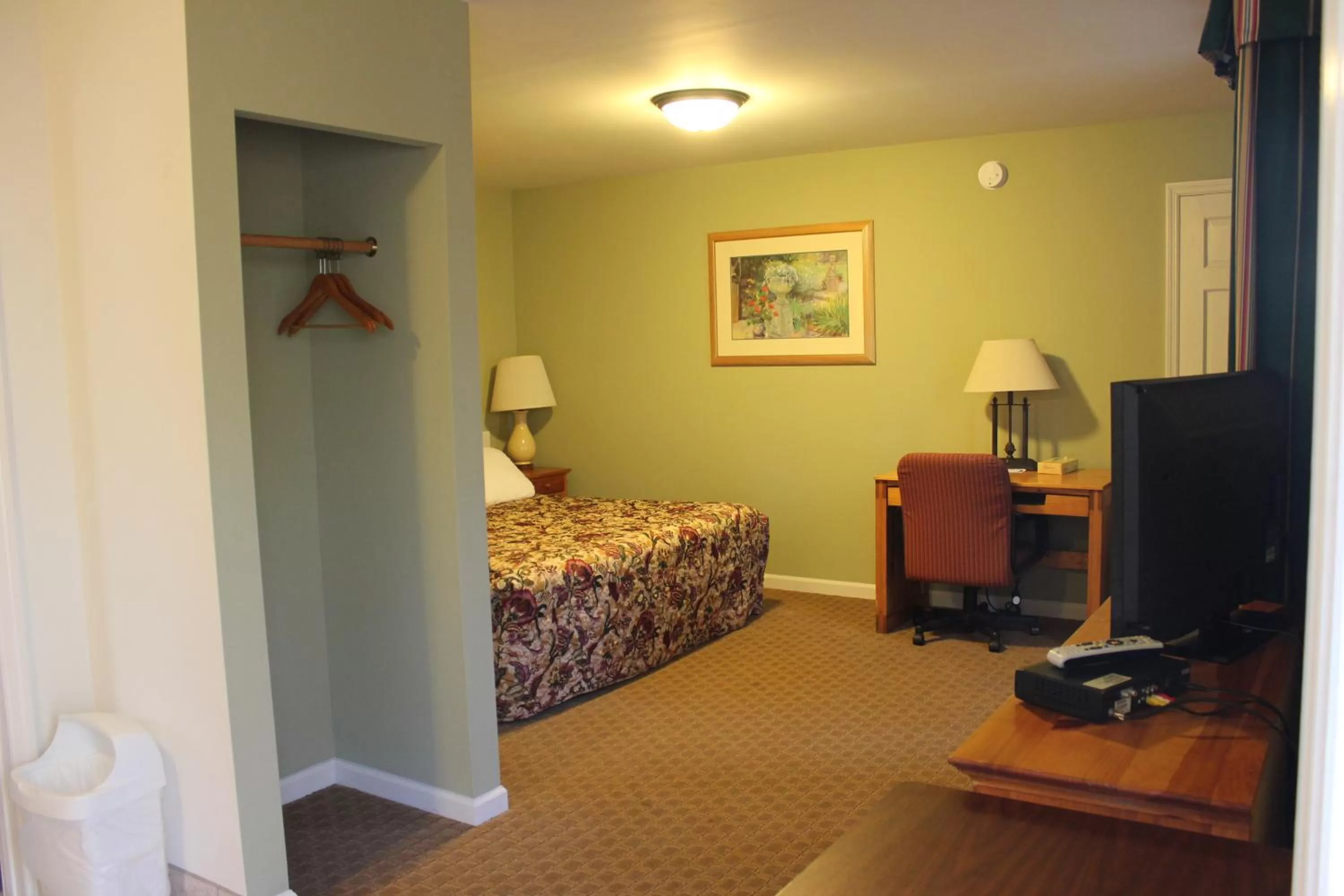 King Room with Kitchen in Heidi's Inn