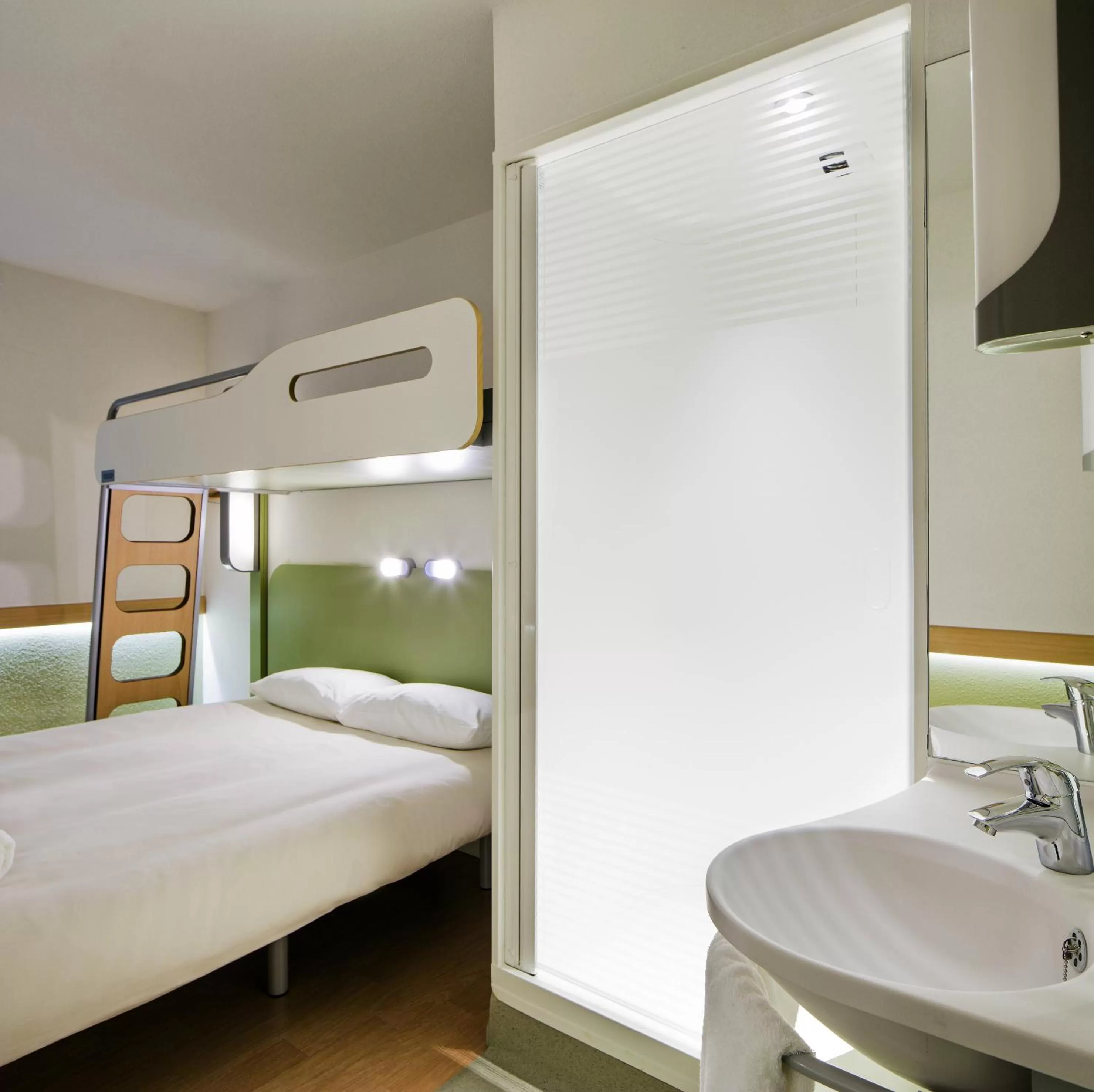 Photo of the whole room, Bed in ibis budget Hotel Edinburgh Park