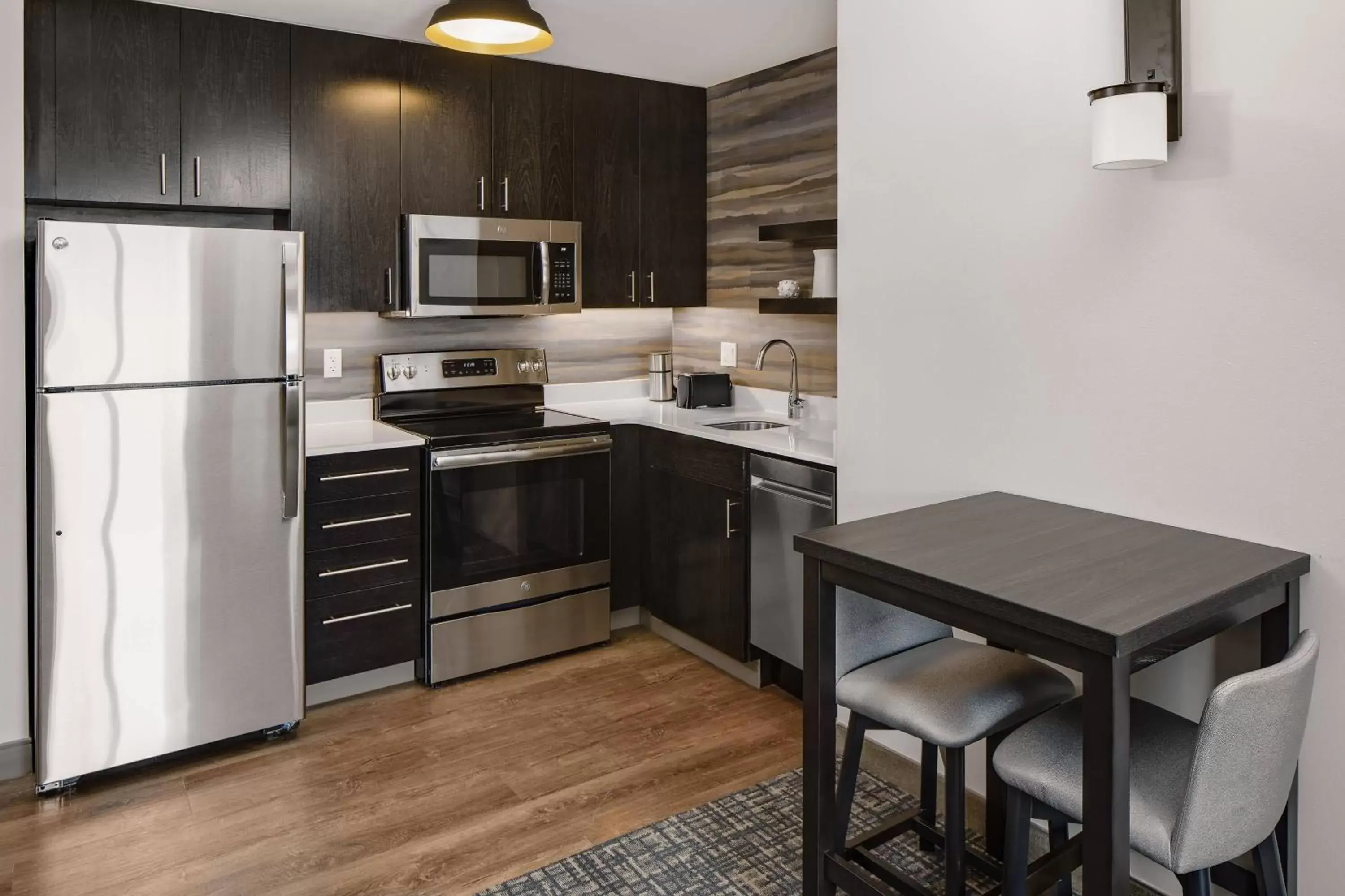 Kitchen or kitchenette, Kitchen/Kitchenette in Residence Inn Detroit Farmington Hills