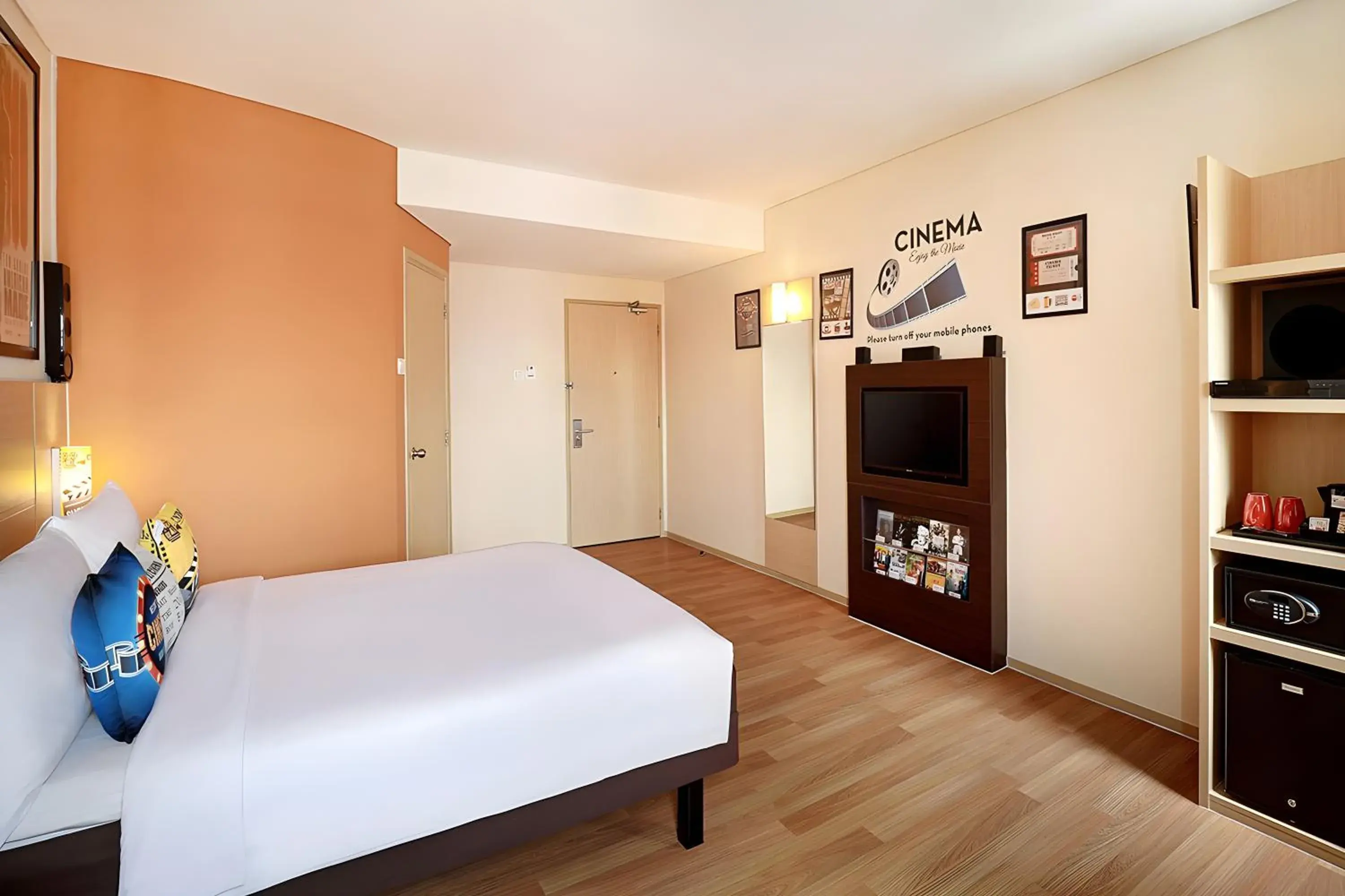 Bed, TV/Entertainment Center in Ibis Jakarta Harmoni