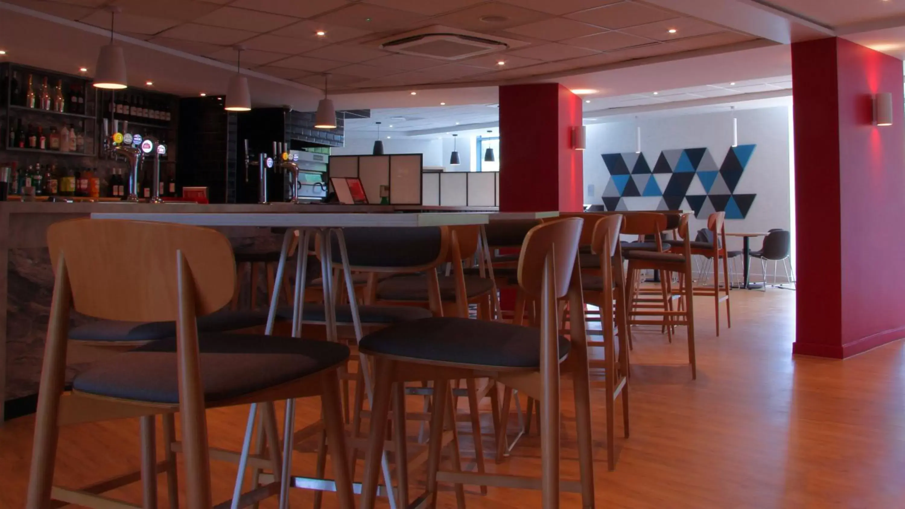 Lounge or bar, Lounge/Bar in Holiday Inn Express London Stansted Airport, an IHG Hotel