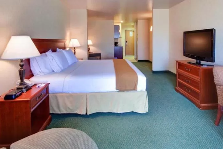 Photo of the whole room, Bed in Holiday Inn Express Tehachapi by IHG