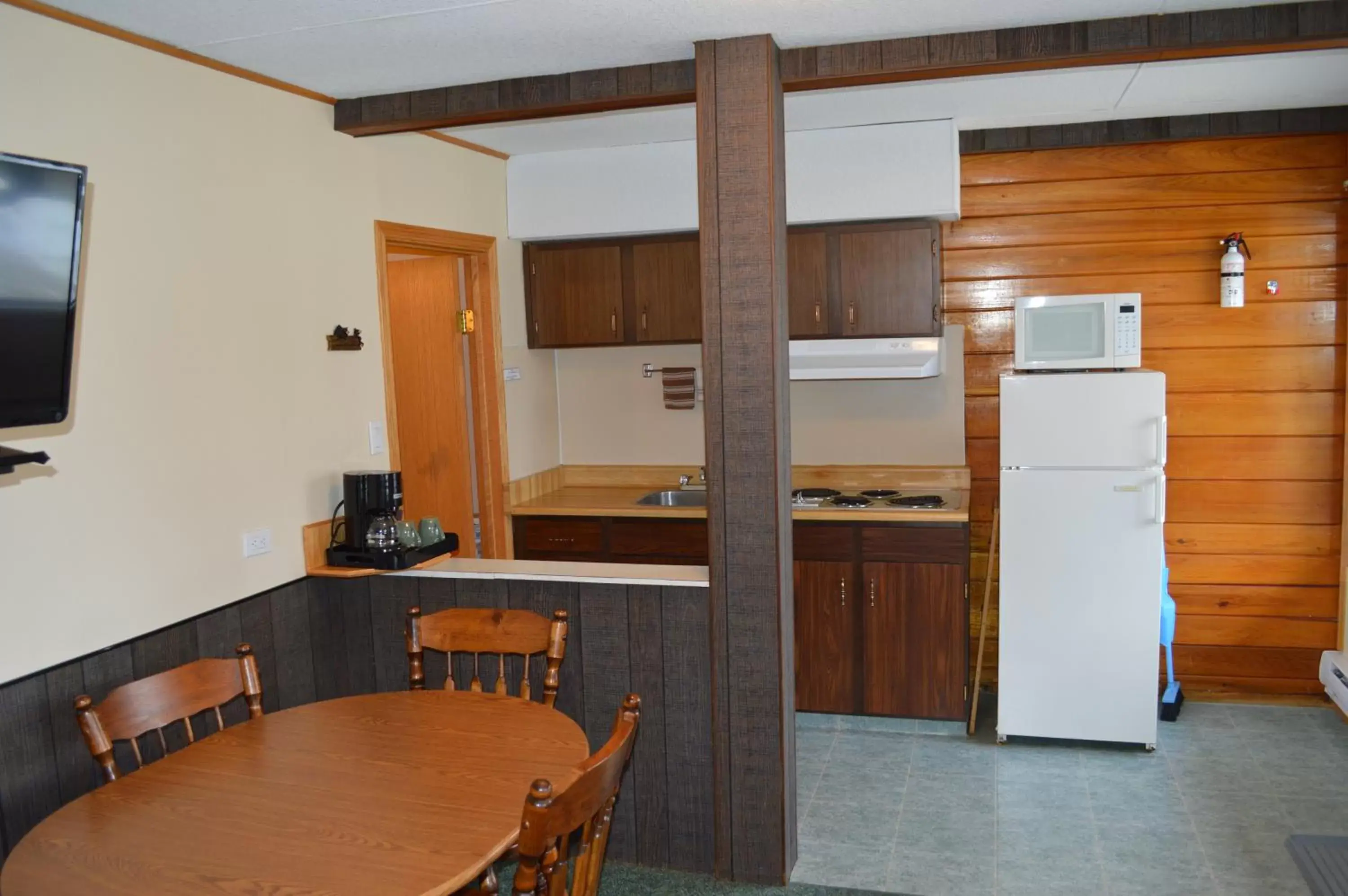 Dining area, Kitchen/Kitchenette in Motel Tyrol