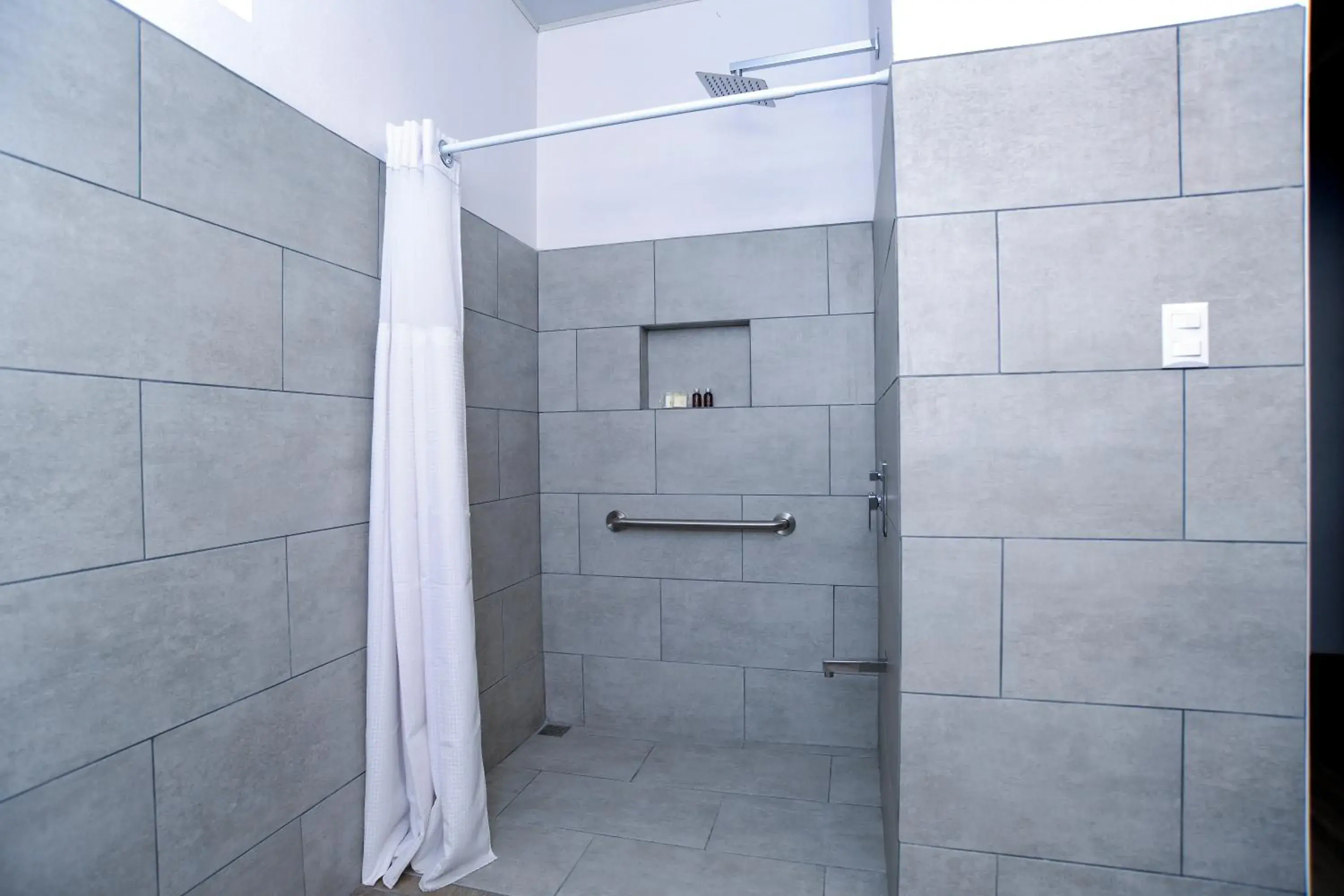 Shower, Bathroom in Hotel Robledal