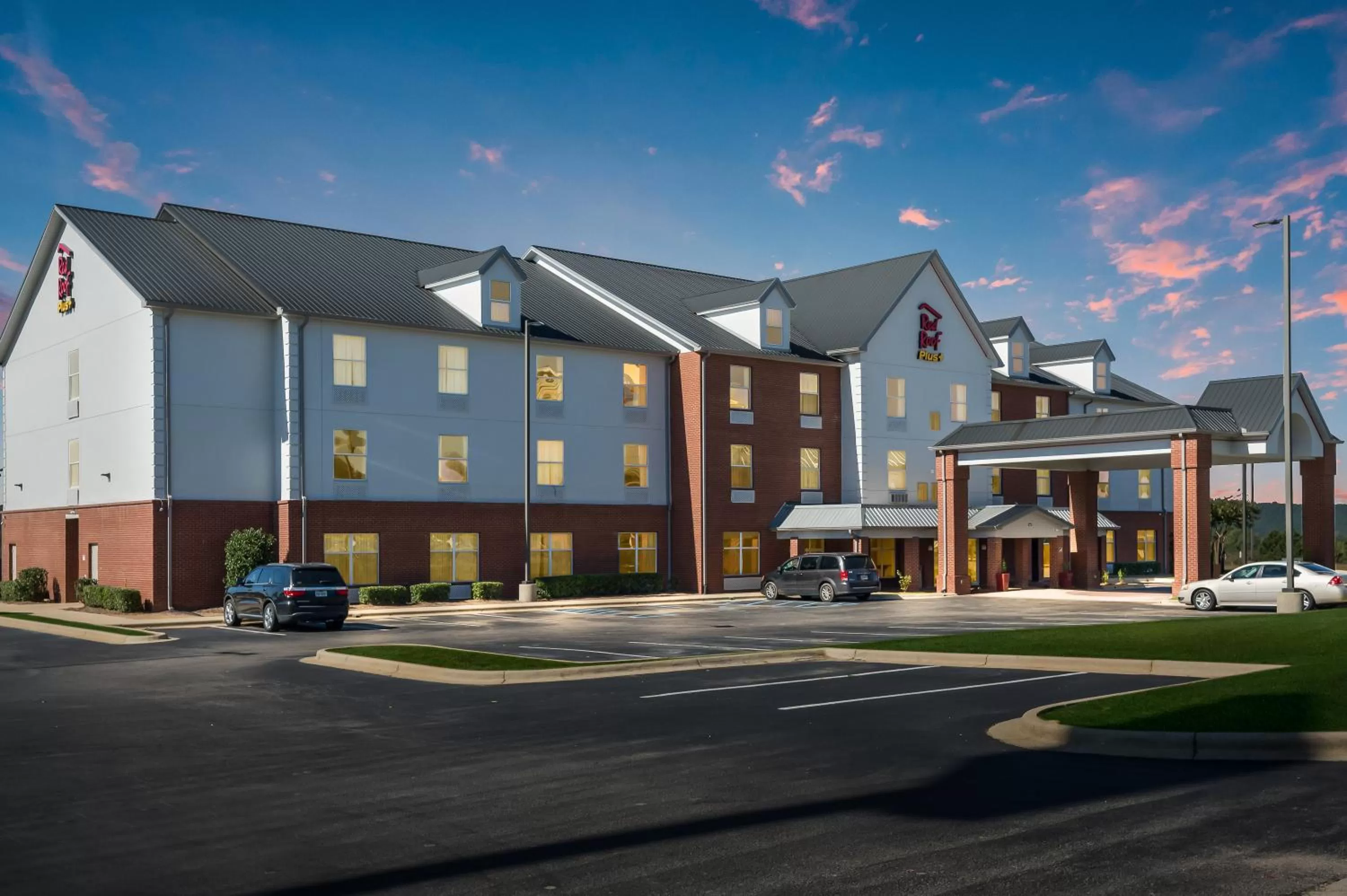 Property building in Red Roof Inn PLUS & Suites Birmingham - Bessemer