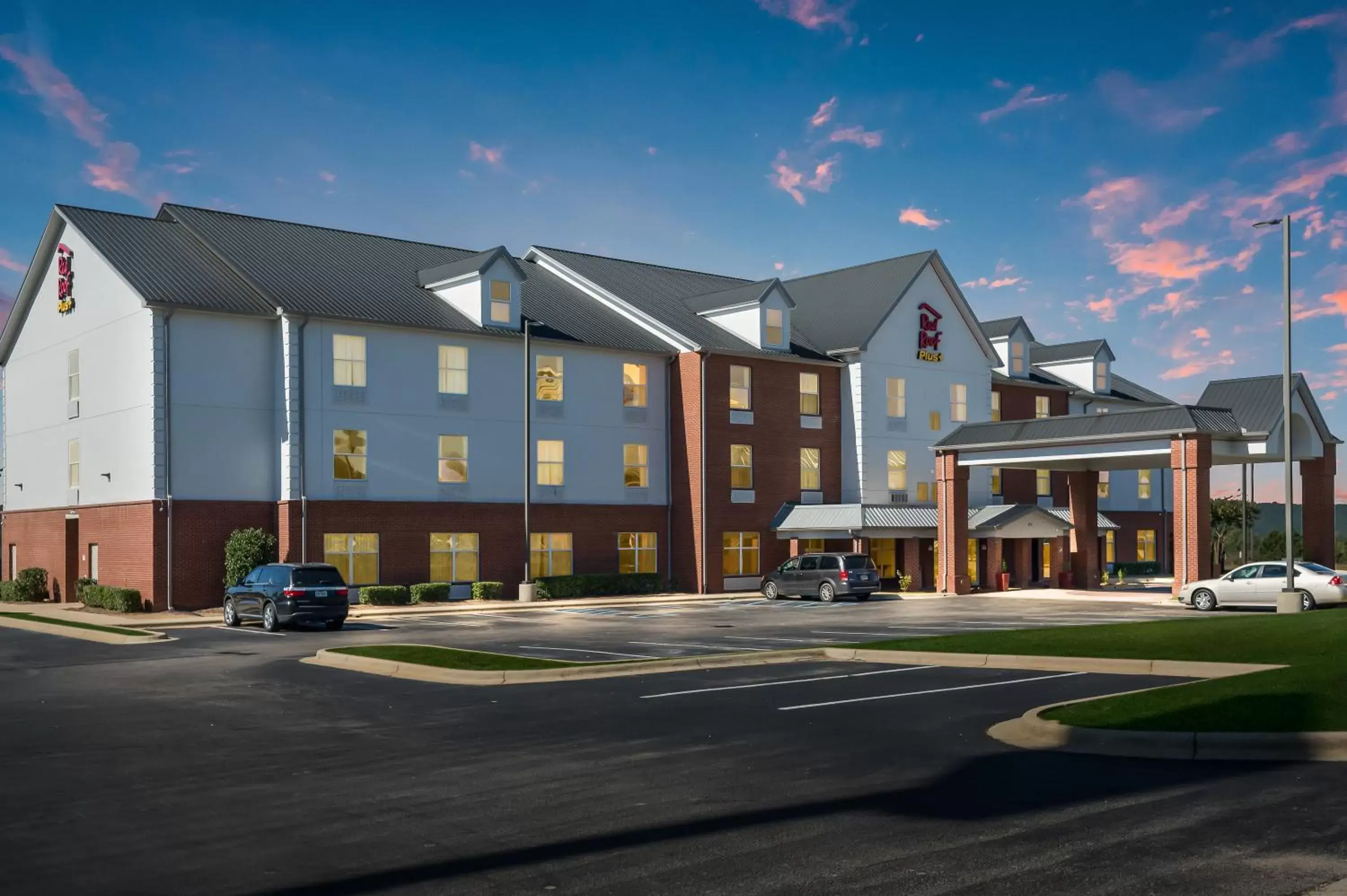 Property Building in Red Roof Inn PLUS & Suites Birmingham - Bessemer