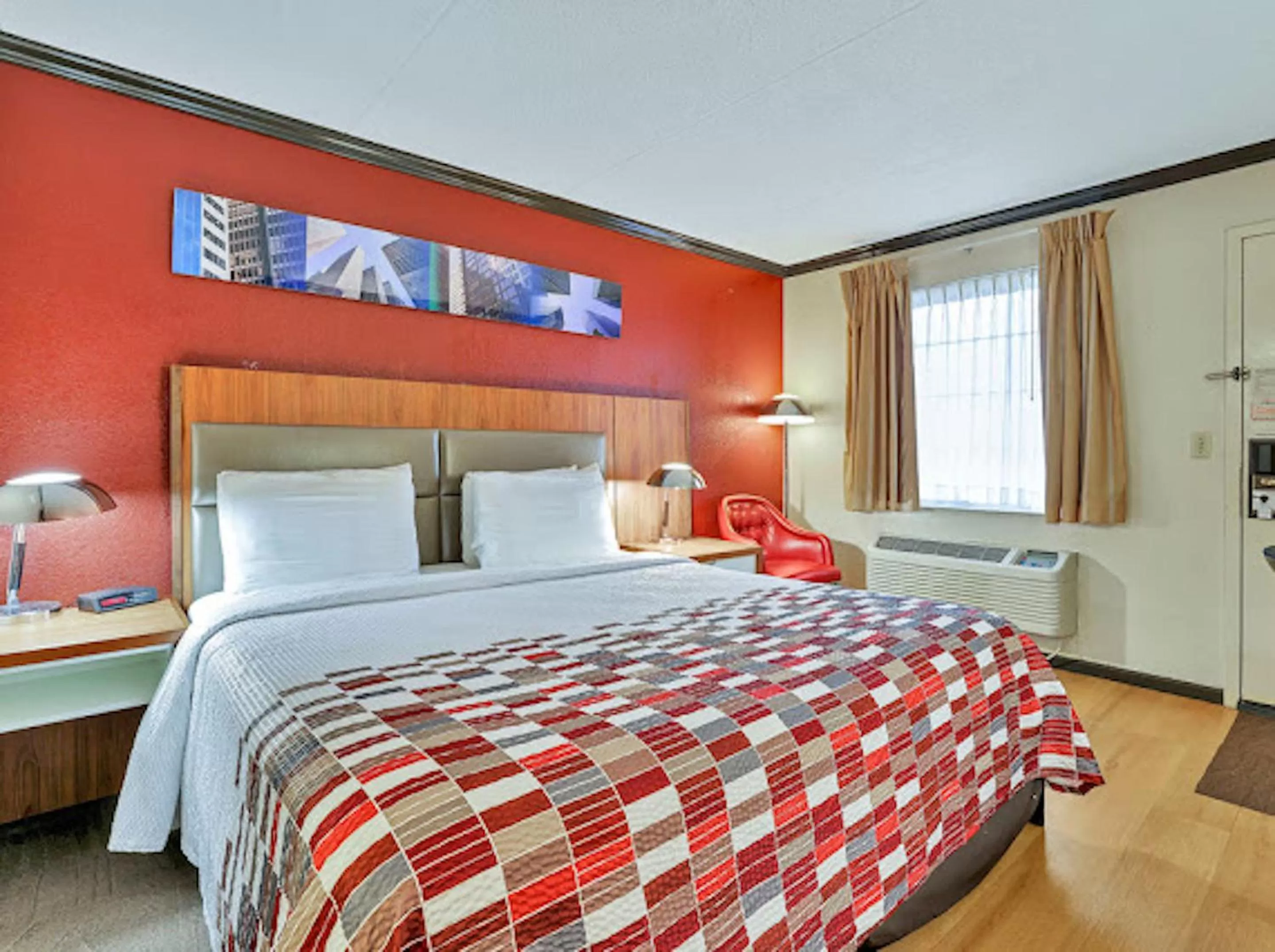 Photo of the whole room, Bed in Red Roof Inn Uhrichsville