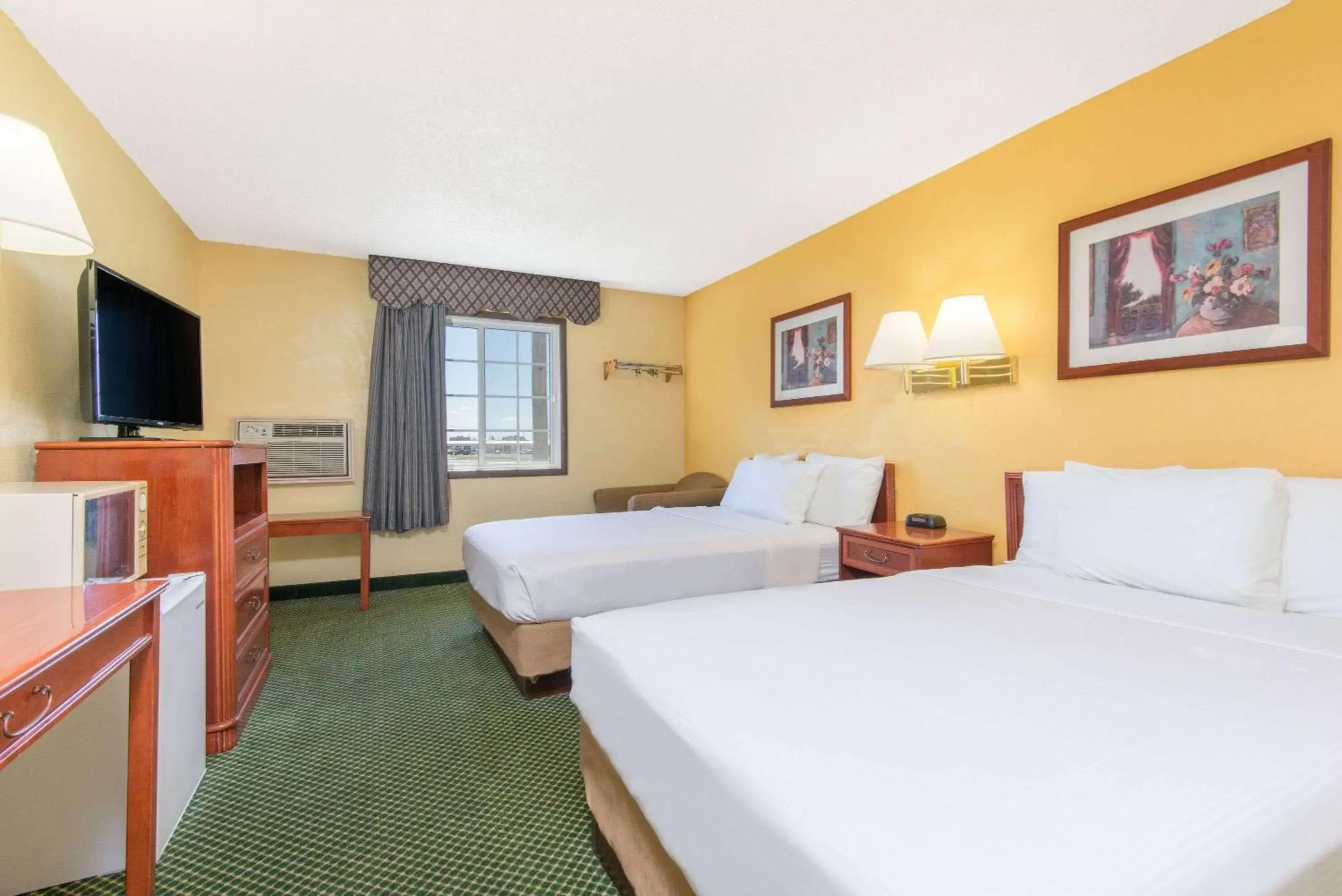 Photo of the whole room, Bed in Days Inn by Wyndham Great Bend