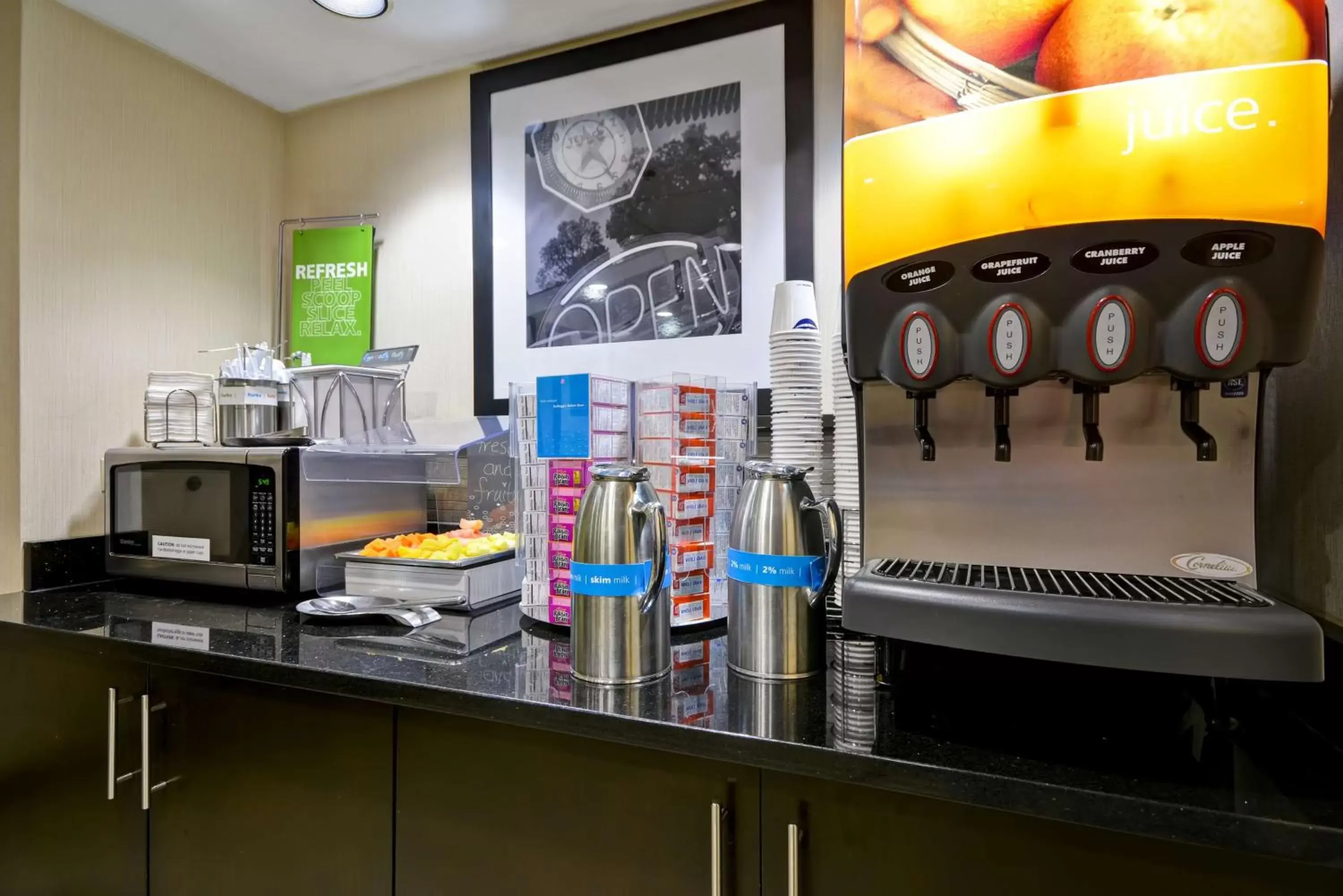 Dining area in Hampton Inn Detroit Northville