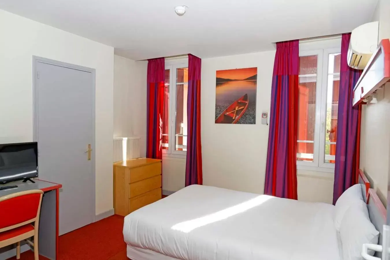 Bedroom, Bed in Hôtel du Vigan