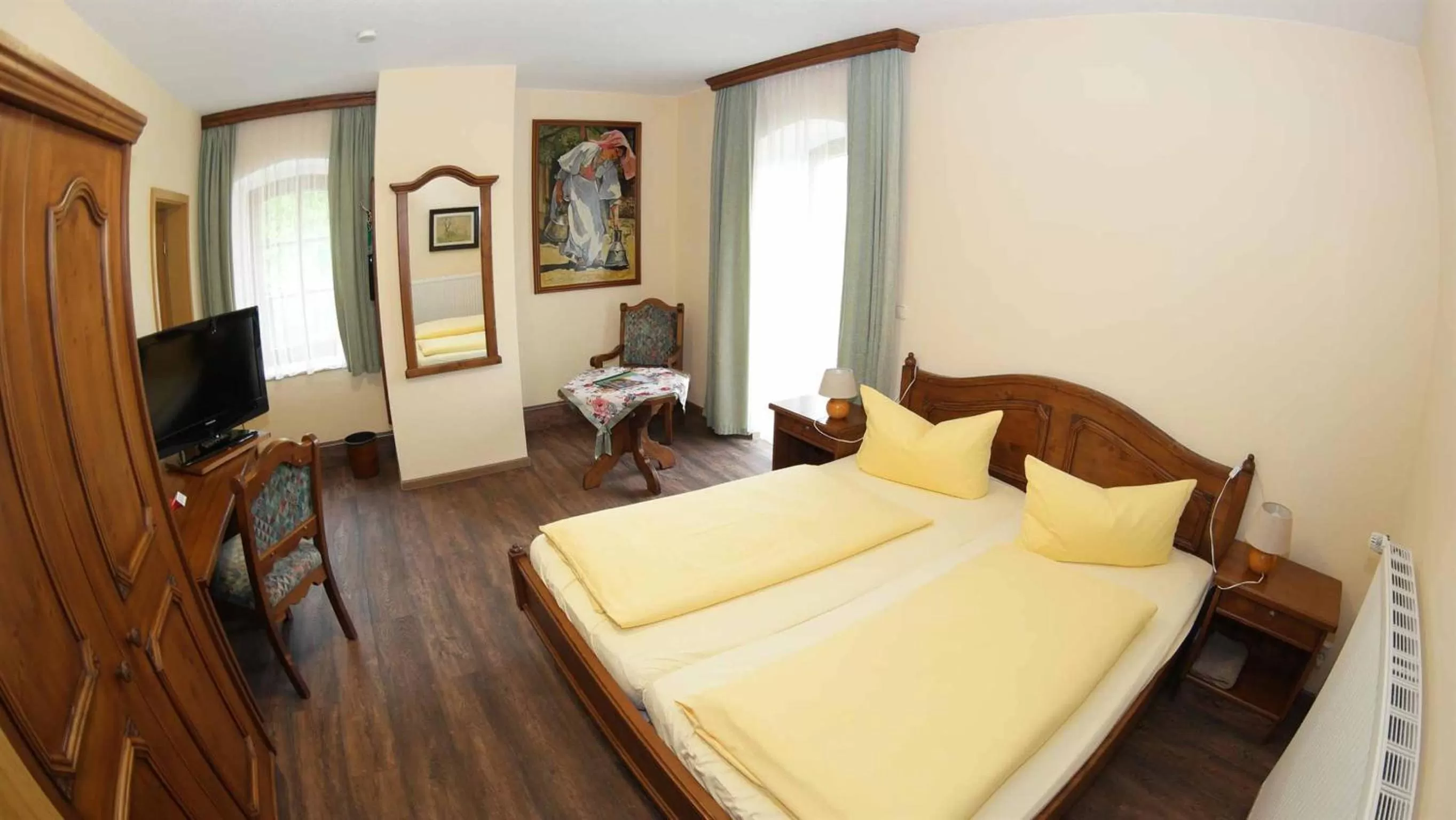 Photo of the whole room, Bed in Hotel und Restaurant Rittergut Kreipitzsch