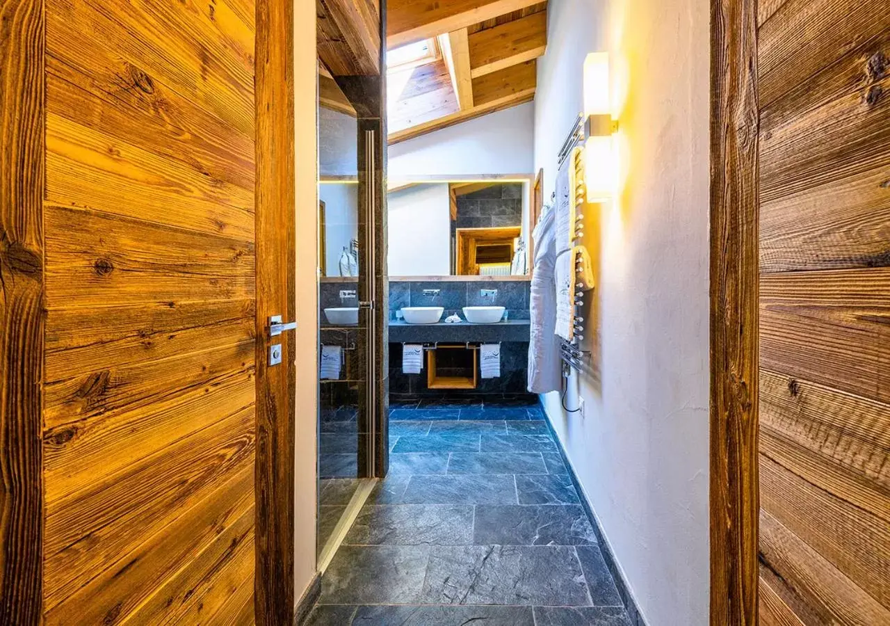 Bathroom, Bunk Bed in Nendaz 4 Vallées & SPA 4* Superior