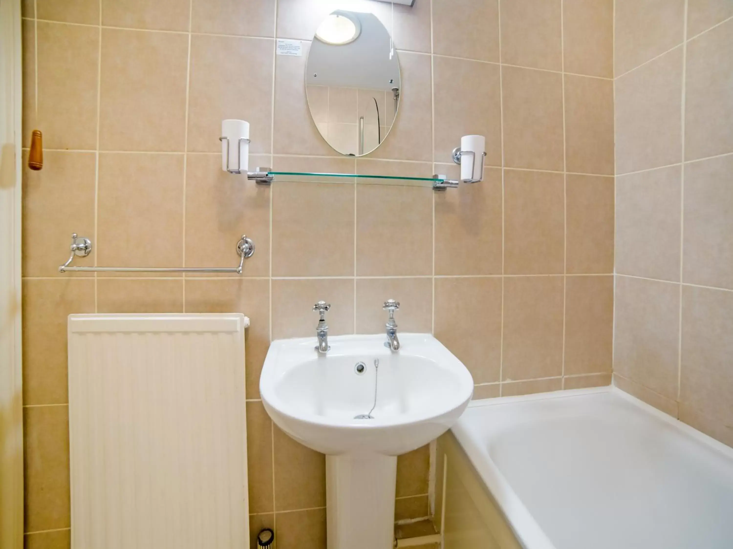 Bathroom in OYO Bailbrook Lodge, Bath