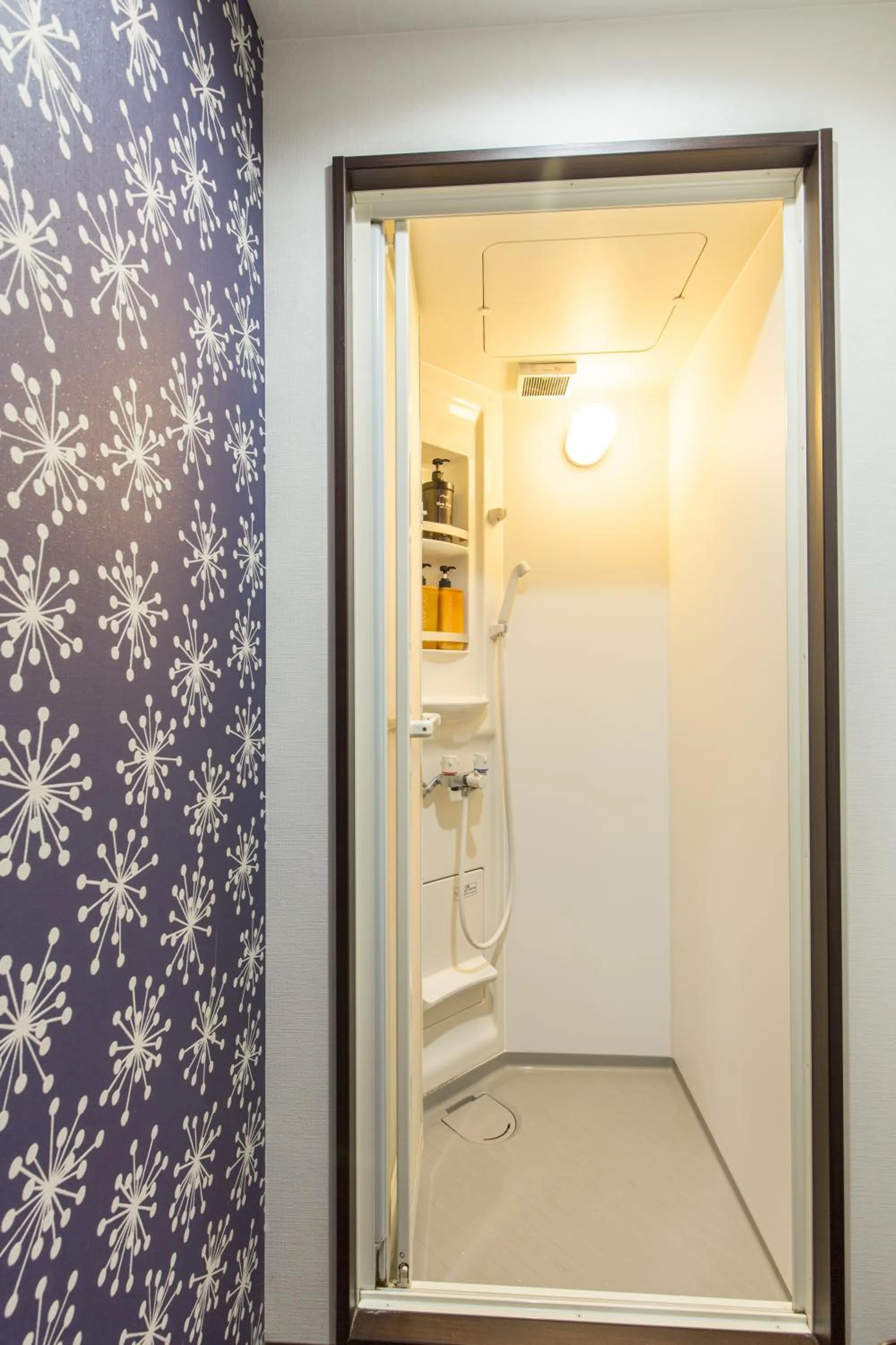 Shower in Backpackers Hotel Toyo