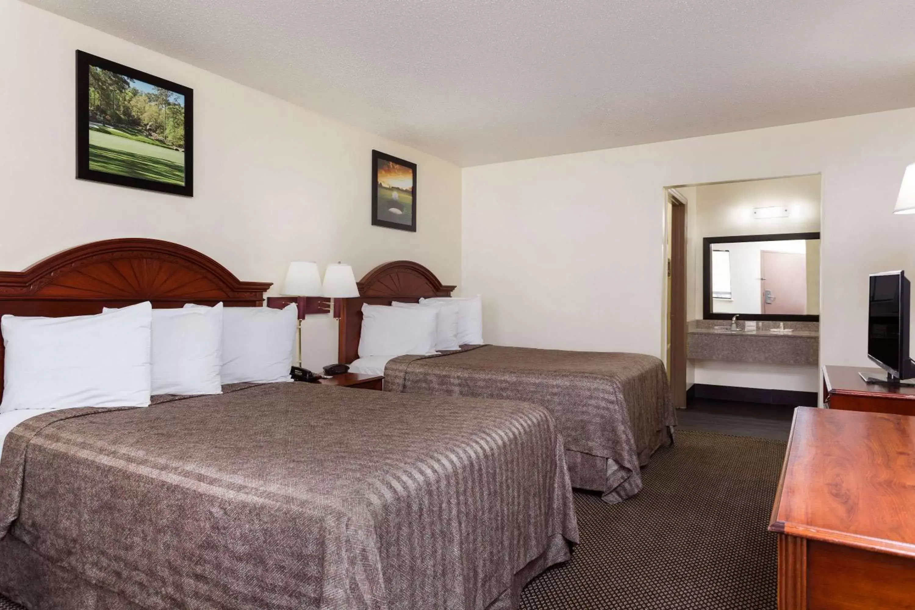 Photo of the whole room, Bed in Heritage Inn Augusta