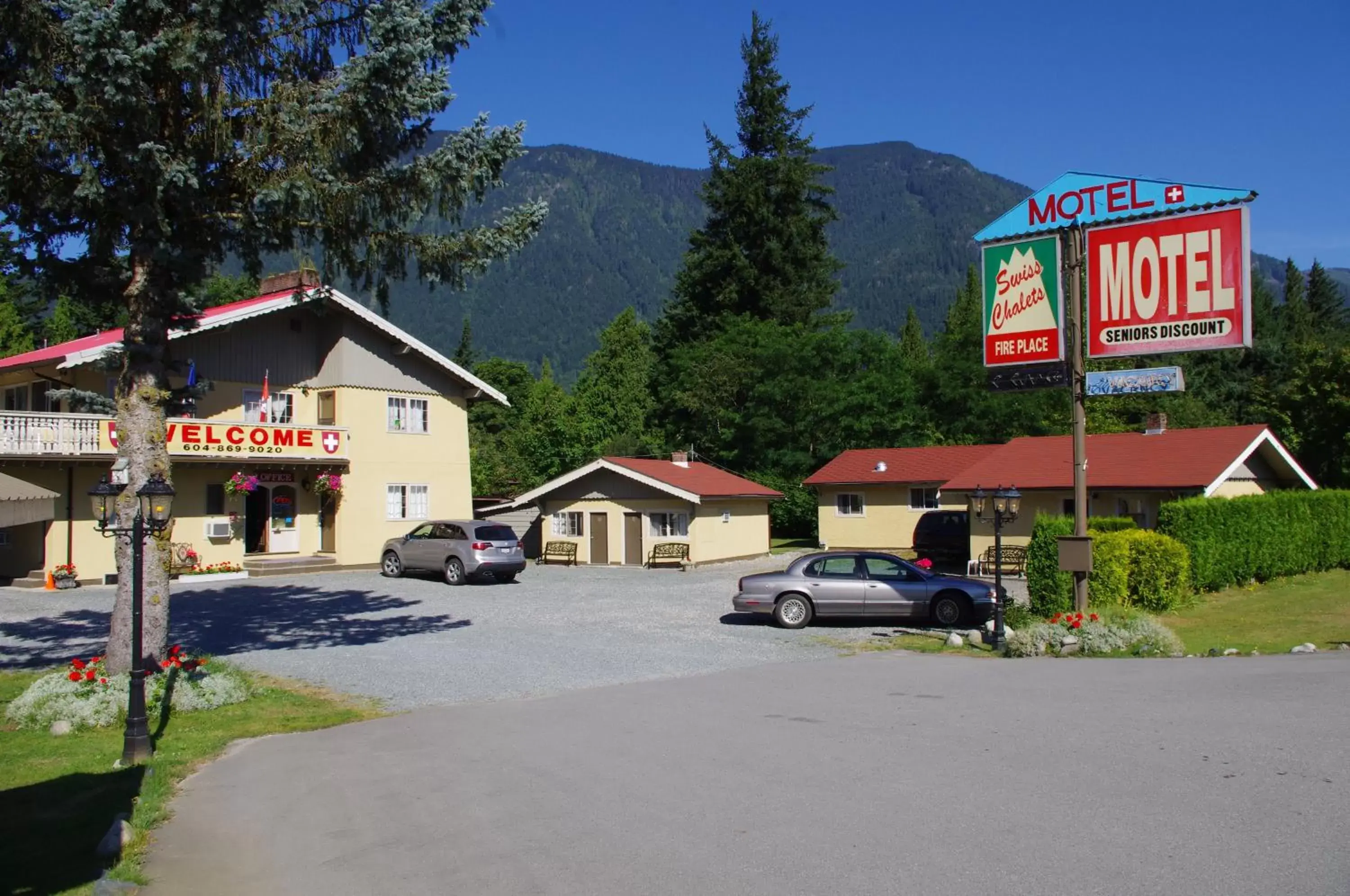 Property Building in Swiss Chalets Motel