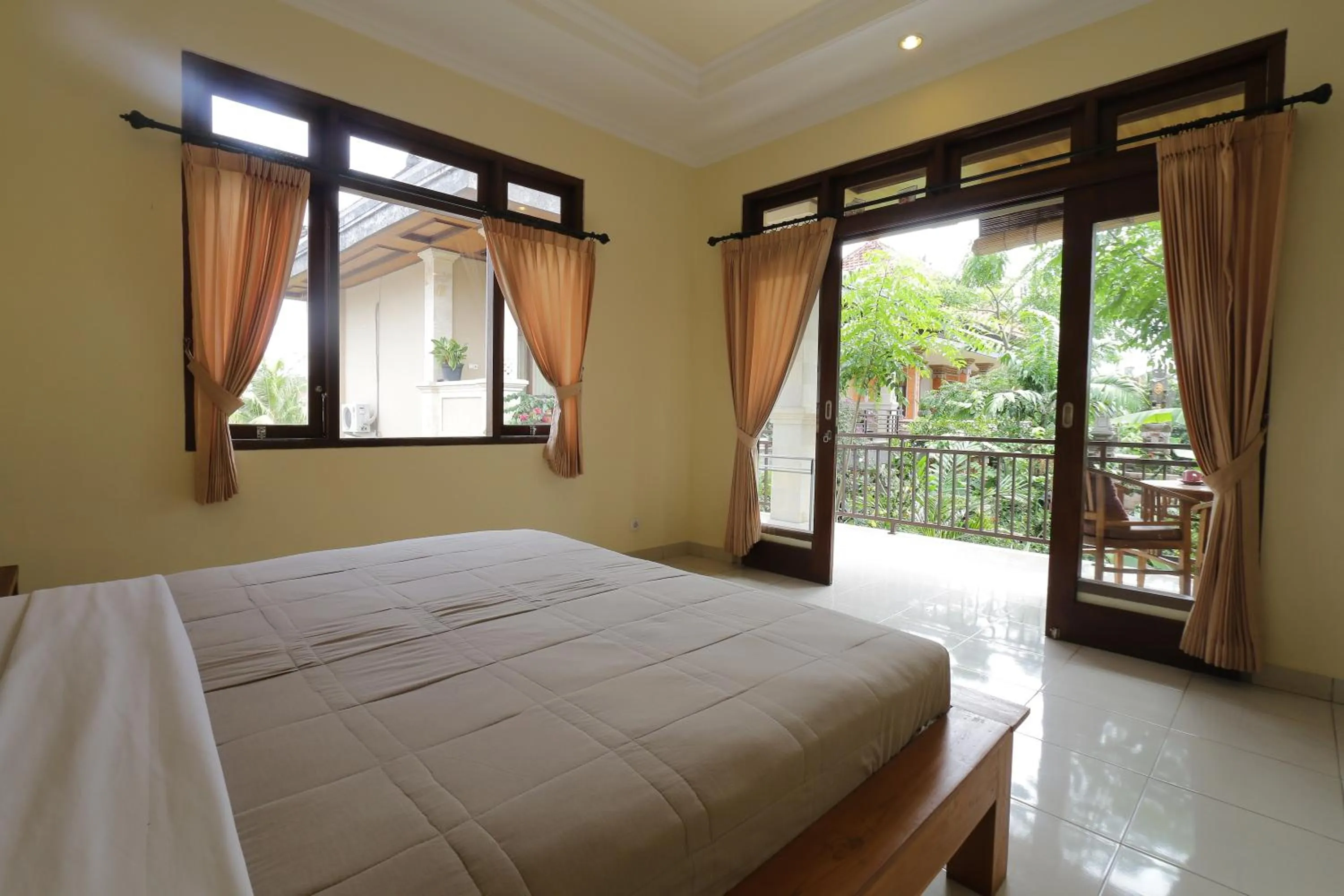 Photo of the whole room, Bed in Frangipani Bungalow