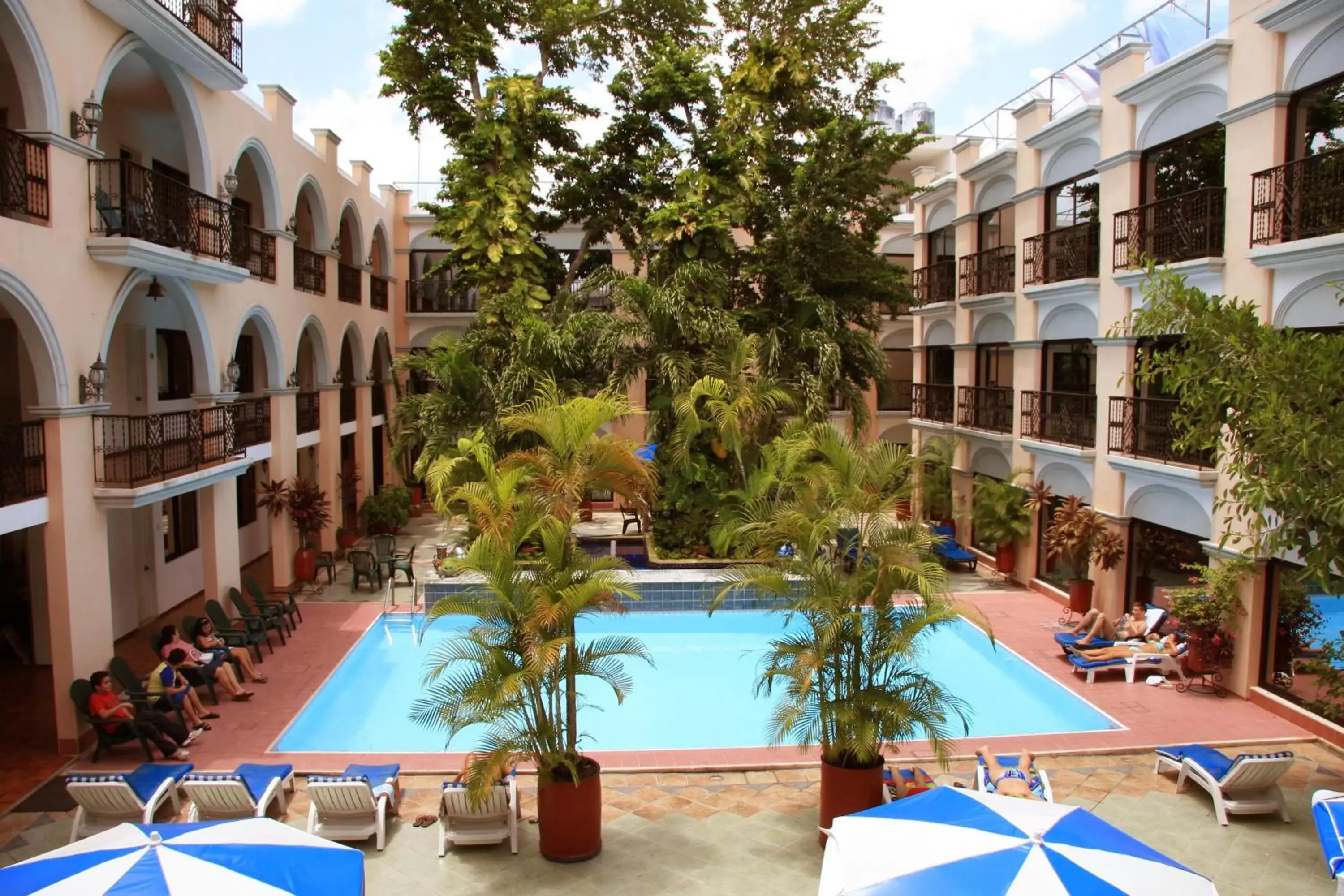 Swimming pool, Pool View in Hotel Doralba Inn