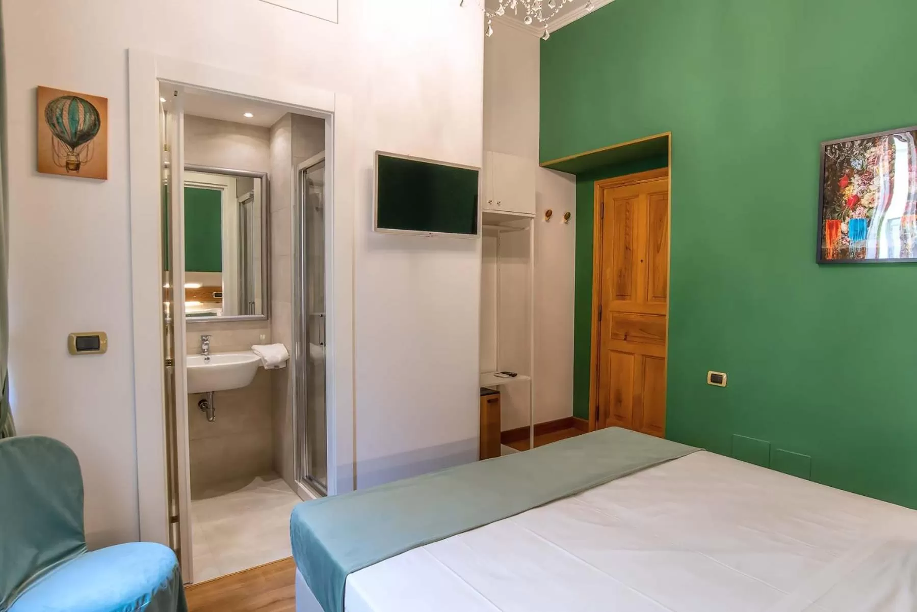 Shower, Bed in Hotel Paba