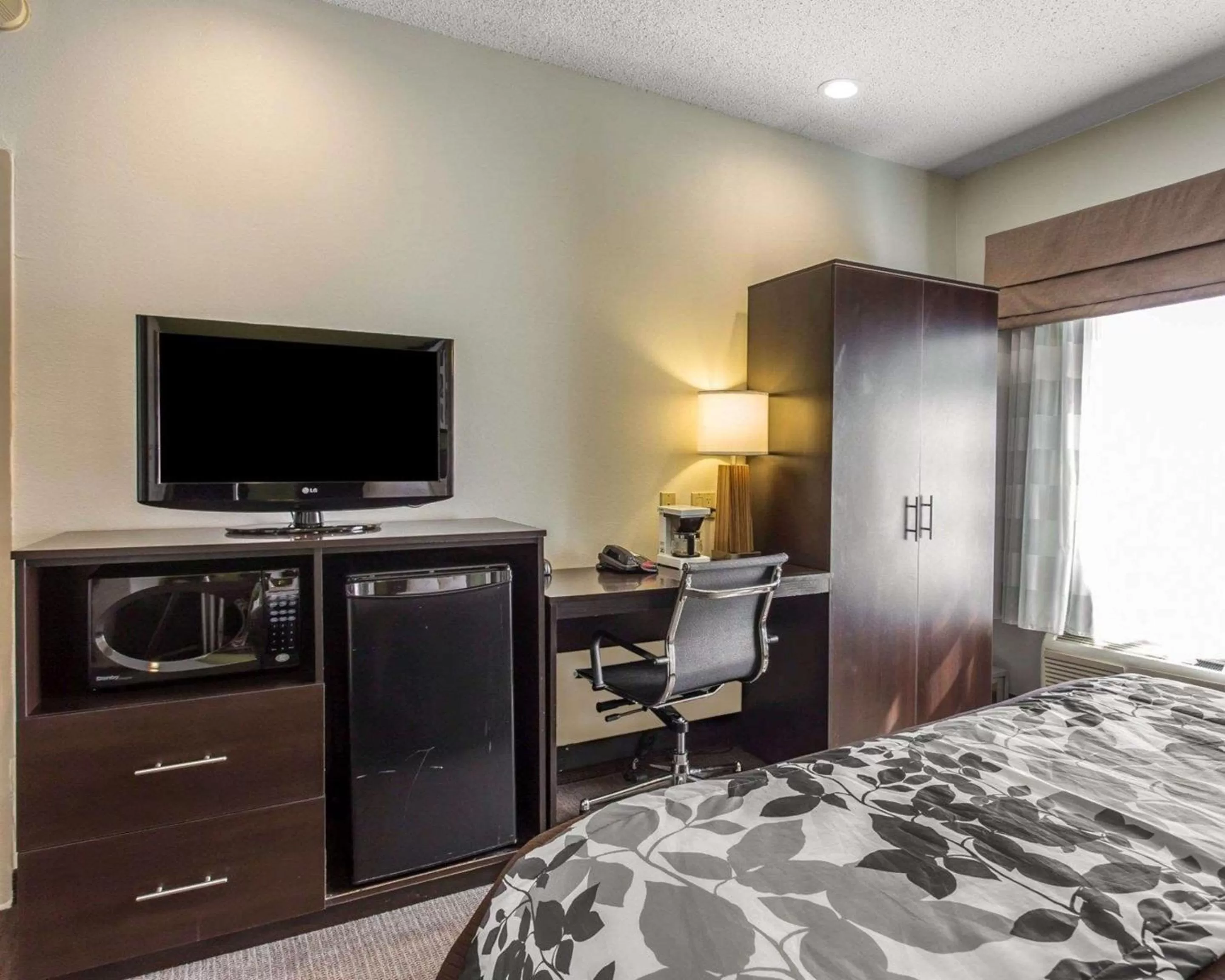 Photo of the whole room, Bed in Sleep Inn Columbia