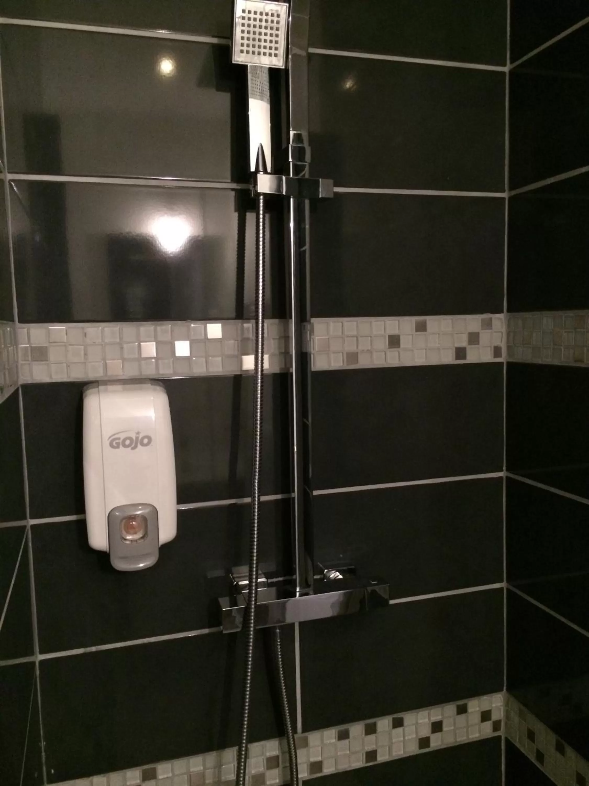 Shower in Hôtel Le Boulevardier