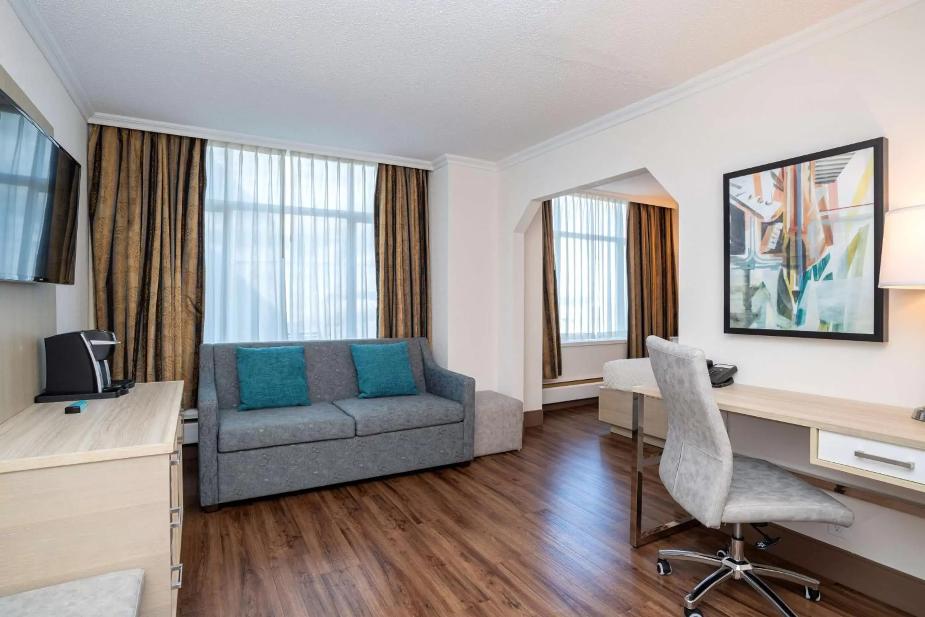 Photo of the whole room, Seating Area in Best Western Dorchester Hotel