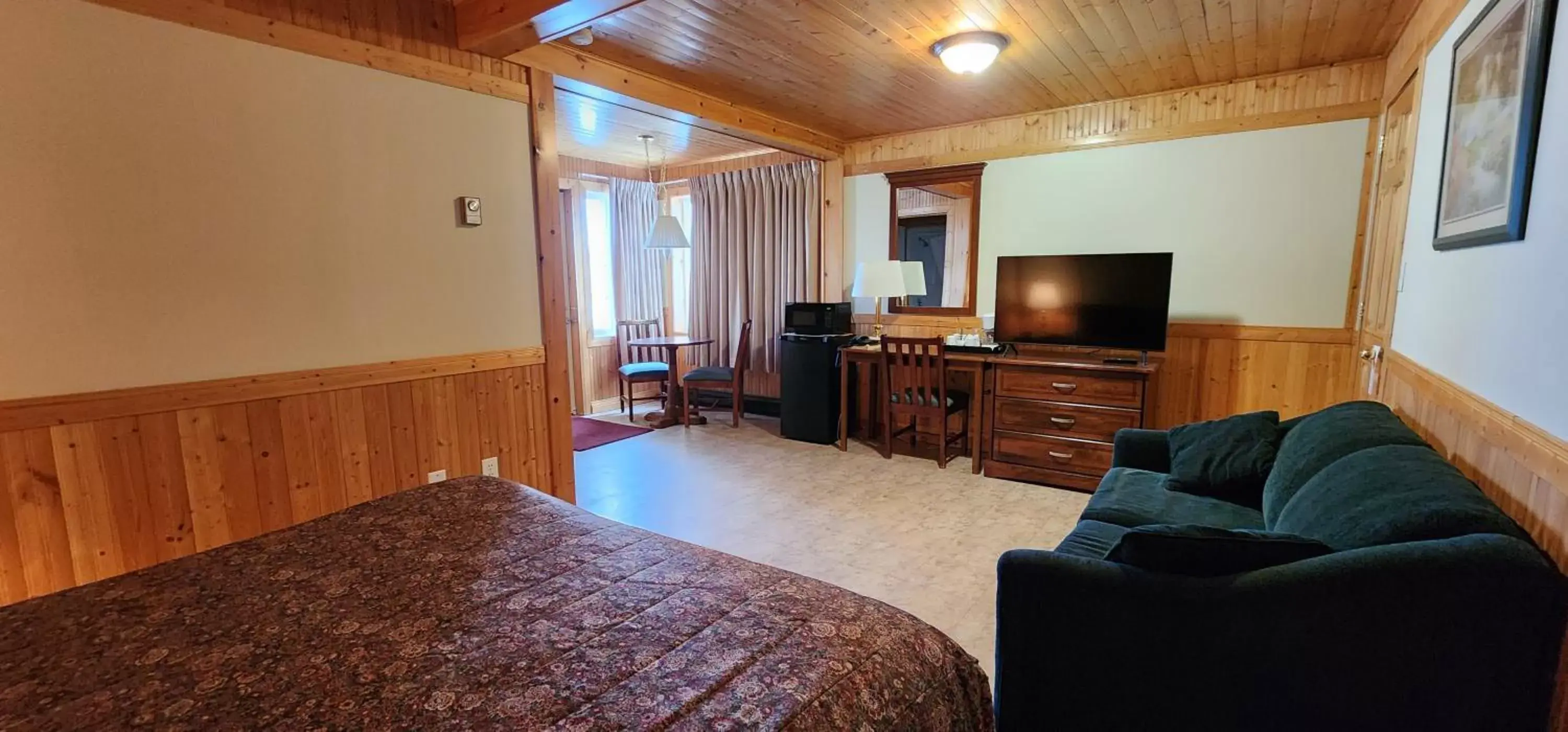 Bed, TV/Entertainment Center in Auberge Motel 4 Saisons